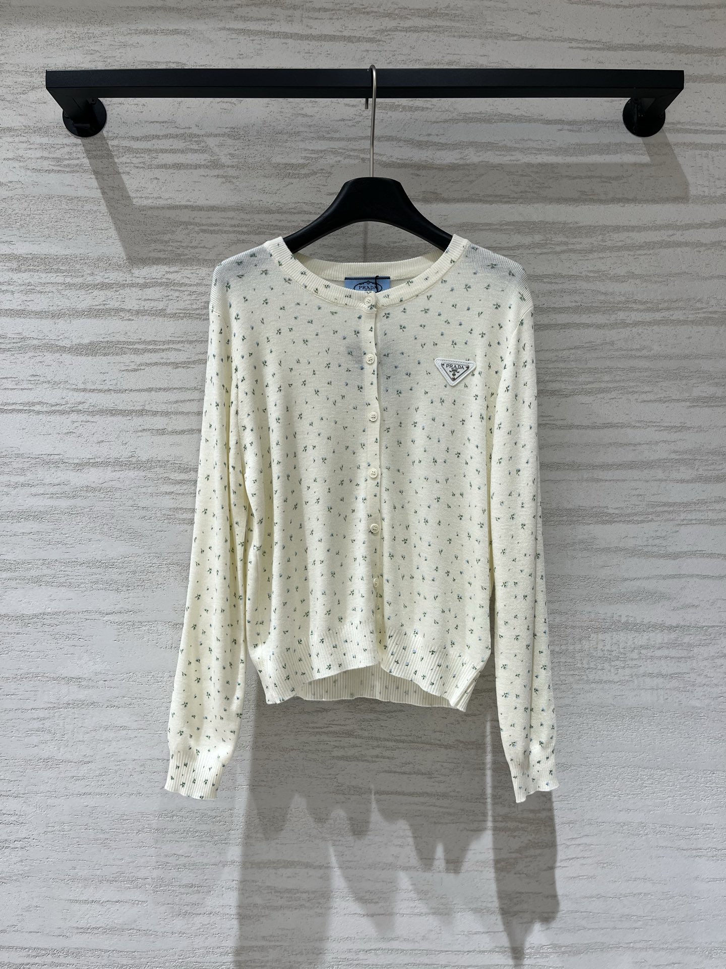 NO:956020,Prada 26 early autumn new style floral cardigan long-sleeved style logo pattern decoration upper body high-end atmosphere two-color SML,, prada,19860909Prada 26早秋新款 碎花开衫长袖款 logo图案修饰点缀 上身高级氛围感 两色SML,,prada,,Women's clothing