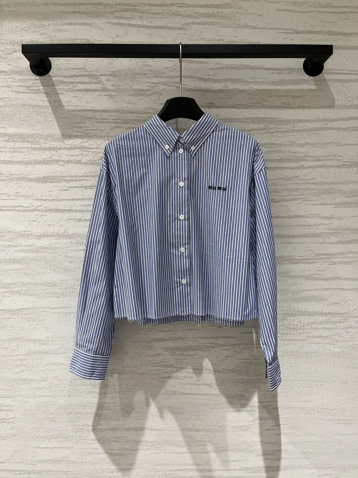 NO:956040,MIUMI* Early Autumn New Style Blue and White Striped Shirt Simple details are a must-have! This time it is a blue and white vertical striped long-sleeved shirt. The simplicity reveals a full sense of details. It is really the gospel of detail control. Size SML,,miumiu,shirts,19860909MIUMI* 早秋新款 蓝白条纹衬衣简约细节控必入!这次是蓝白竖条纹长袖衬衫,简约中透露出满满的细节感,真的是细节控的福音 码数SML,,miumiu,shirts,,Women's clothing