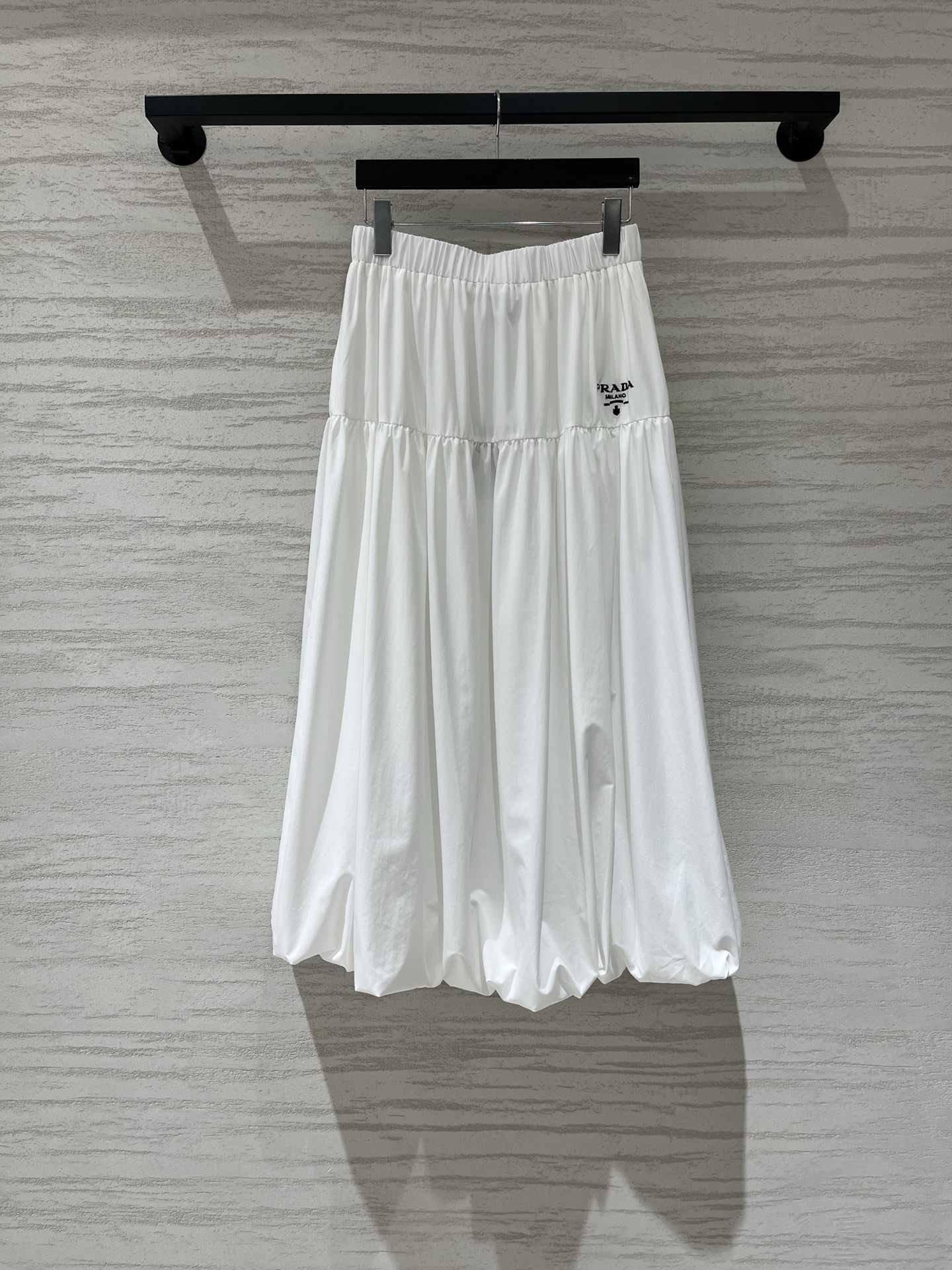 NO:956055,Prada's new early autumn flower bud puff skirt, sweet and cool girl flower bud puff skirt, elastic waist design, full of body tolerance, layered pleats + flower bud hem, walking with a playful sense of wind. Small logo embellishment on the side, details control the ecstasy, A-line silhouette hides the crotch and flesh, pear-shaped body with closed eyes, can be worn with sweaters/T-shirts, sweet girl and cool sister can switch with one click  Two-color SML,,prada,hoodie,sweatshirts,skirts,tees,t-shirt,19860909Prada 早秋新款 花苞蓬蓬半裙,甜酷女孩花苞蓬蓬半裙,松紧腰设计,对身材包容度拉满,层层褶皱+花苞下摆,走路带风的俏皮感 侧边小标点缀,细节控狂喜,A字廓形藏胯藏肉,梨形身材闭眼入,搭卫衣/T恤都可,甜妹酷姐一键切换 两色SML,,prada,hoodie,sweatshirts,skirts,tees，t-shirt,,Women's clothing