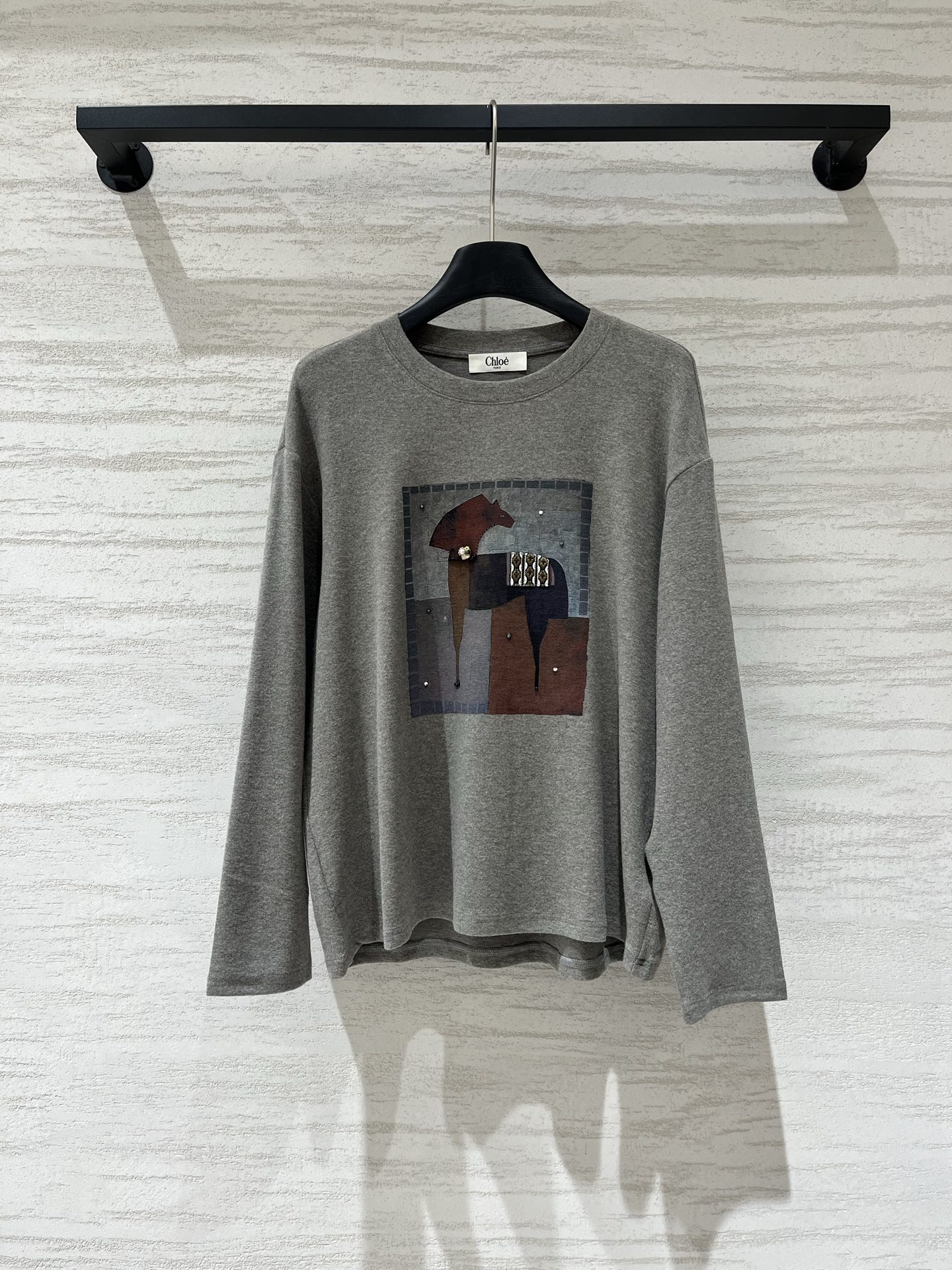 NO:955999,Chloe's new early autumn abstract printed long-sleeved T-shirt, full of atmosphere, the color is so high-end, soft cotton-like fabric, very comfortable to wear, loose shoulder style, hidden and casual, looks good with jeans/skirts, perfect when worn alone or layered. Two-color SM, chloe, loewe, skirts, jeans, tees, t-shirt,19860909Chloe 早秋新款 抽象印花长袖T恤,氛围感拉满,色调太高级了,柔软棉感面料,贴身穿巨舒服,宽松落肩版型,藏肉又随性,配牛仔裤/半裙都好看,单穿叠搭都绝 两色SM,,chloe,loewe,skirts,jeans,tees，t-shirt,,Women's clothing