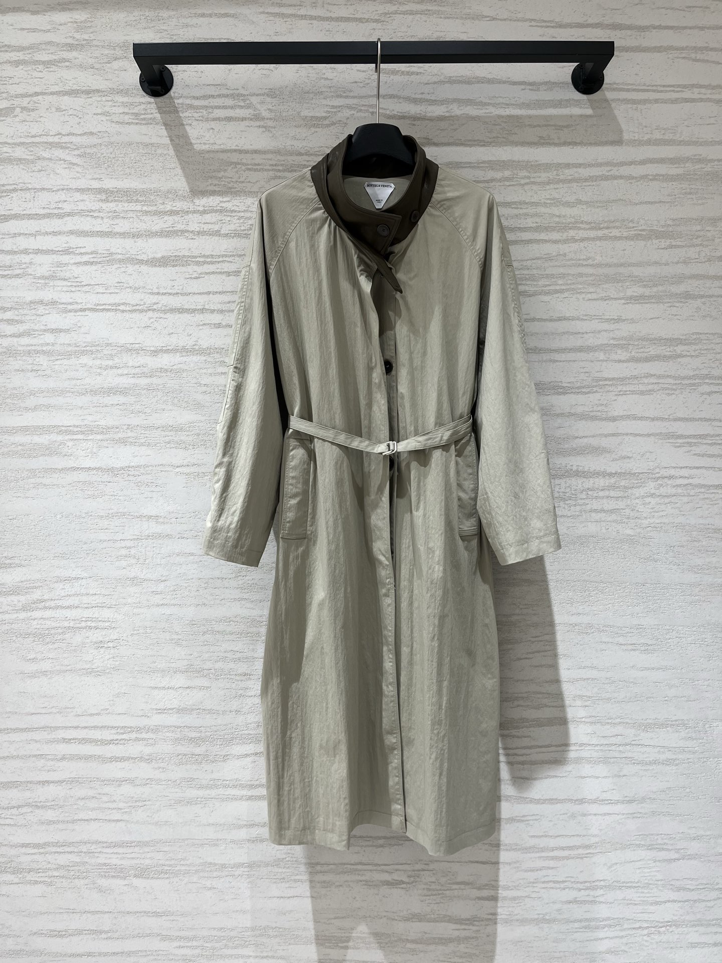 NO:957198,BV early autumn new style, simple long windbreaker with spliced leather collar, H-shaped straight length, length to the middle of the calf, single-row concealed button design, clean and neat, thin belt with the same color + silver metal buckle, can be tied or loose, can be worn in two places, the cuffs are also spliced with leather buckles, good drape, suitable for autumn, one belt, 30-70 ratio is available immediately, regardless of age or style, whoever wears it will look better, thin fabric, just right now  Two-color SML,,bottega veneta,19860909BV 早秋新款 拼接皮领简约长款风衣,H型直筒长款,衣长到小腿中部,单排暗扣设计,干净利落,同色系细腰带+银色金属搭扣,可系可散,一衣两穿,袖口也拼接皮质扣带,垂坠感好,适合秋季,腰带一系,三七分比例立刻有,不挑年龄不挑风格,谁穿谁好看,薄款面料,现在穿正好 两色SML,,bottega veneta,,Women's clothing