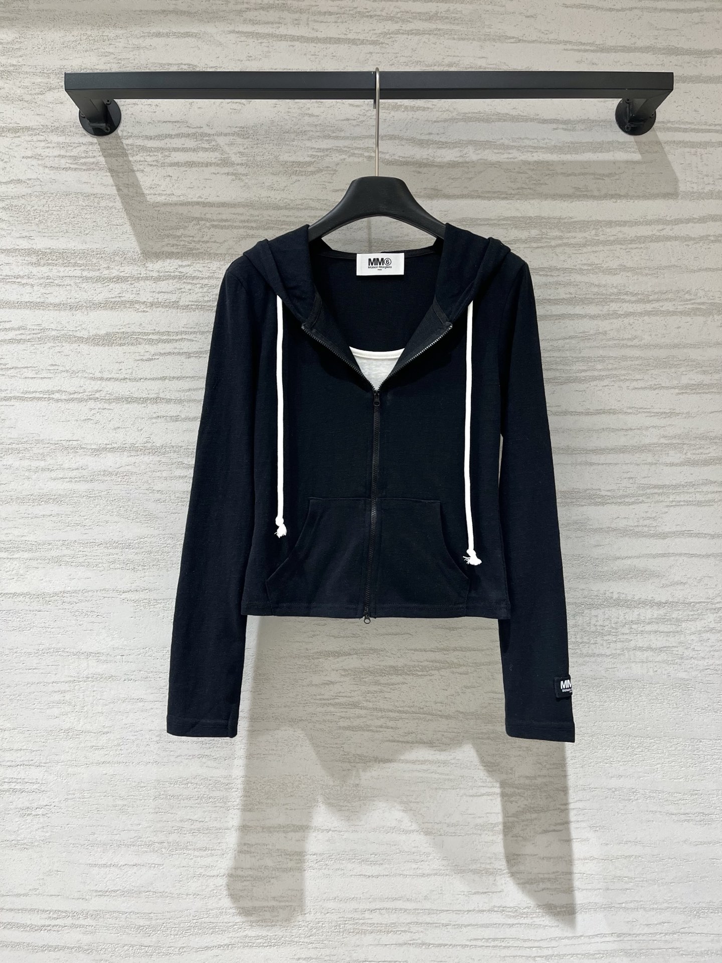 NO:958234,MM6 new style for early autumn, fake two-piece hooded zippered short long sleeves, inner suspender design, black logo label on the cuffs, slim fit, the fabric is light and breathable slub cotton texture, making you look taller and slimmer. Three colors SML, masion margiela, hats,19860909MM6 早秋新款 假两件连帽拉链短款长袖,内搭吊带设计,袖口带黑色Logo标签,版型修身显瘦,面料是轻薄透气的竹节棉质感,显高显瘦 三色SML,,masion margiela,hats,,Women's clothing