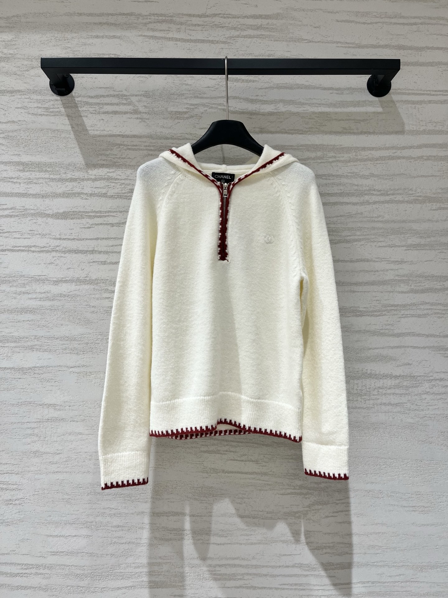 NO:958291,CHANEL early autumn new model, simple style hooded long-sleeved style, logo pattern decoration on the upper body, high-end atmosphere, three colors SML,,chanel,hats,19860909CHANEL 早秋新款 简约风连帽长袖款 logo图案修饰点缀 上身高级氛围感 三色SML,,chanel,hats,,Women's clothing