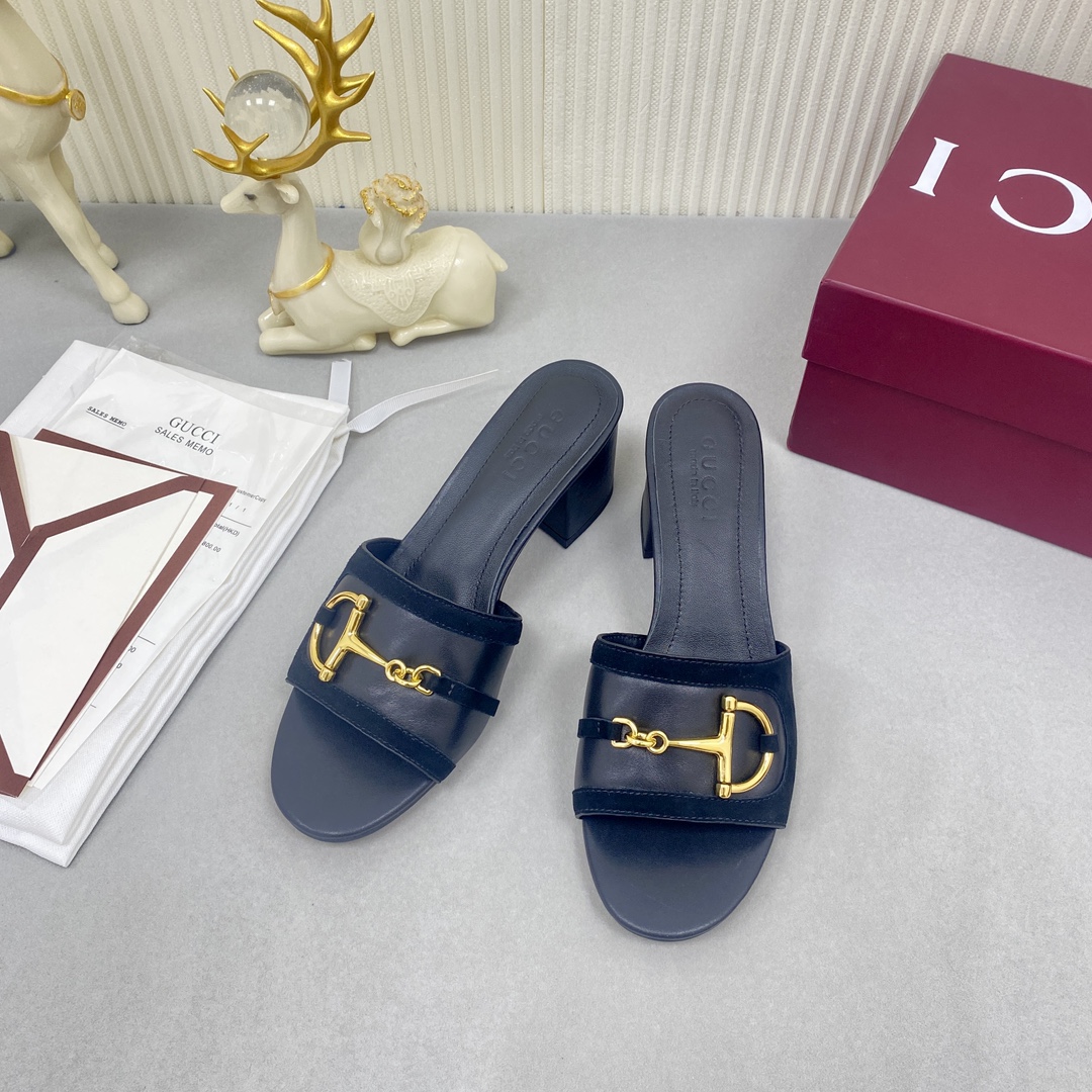 NO:470163,Top version GUCCI Gucci decoration Majiebuckle Women's mid-heel new sandals Original mold opening custom mid-heel. Wear it, it is the focus of the crowd, the elegant temperament is directly full, and the lines of the mid-heel shoes are graceful and moving. The original mold opening customization is impeccable, every detail is impeccable. Wear it, it instantly becomes the focus of the crowd and takes a confident step. Exclusive new model top version The quality is super beautiful. ____________________________________________________________________________________________________________________________________________________________________________________________________________________________________________________________________________________________________________________________________________________________________________________________________  42 Custom made no return or exchange), slippers, gucci, gucci, sandals, slippers, cowhide, sheep19860909顶级版 GUCCI古驰饰马街扣女士中跟新款凉鞋 原版开模定制中跟.穿上它,就是人群中的焦点,优雅气质直接拉满,中跟鞋的线条优美动人.原版开模定制,每一处细节都无可挑剔.穿上它,瞬间成为人群中的焦点,迈出自信的步伐. 独家新款 顶级版本 质量超级美爆.  _________________________________ * 鞋面原版定制羊猄配牛皮材料 * 衬里 牛皮 * 鞋底 橡胶大底 * 跟高 5.5cm * 码数35-40（41 42订做不退换）,拖鞋,gucci,gucci,sandals,slippers,cowhide,sheep,Women's Shoes