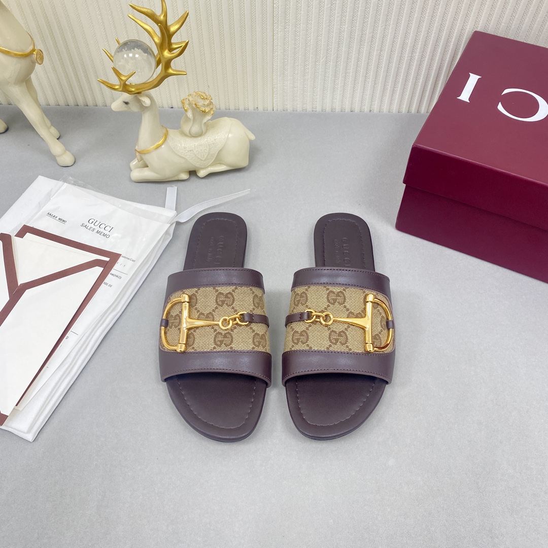 NO:470167,Top version GUCCI Gucci decoration Majiebuckle Ladies' new flat sandals Original mold opening custom flat sole. Wear it, it is the focus of the crowd, the elegant temperament is directly full, and the lines of the flat shoes are graceful and moving. The original mold opening custom, every detail is impeccable. Wear it, it instantly becomes the focus of the crowd and takes a confident step. Exclusive new model top version The quality is super beautiful. ________________________________________________________________________________________________________________________________________________________________________________________________________________________________________________________________________________________________________________________________________________________________________________________________________________  42 Custom made no return or exchange), slippers, gucci, gucci, sandals, flats, slippers, cowhide19860909顶级版 GUCCI古驰饰马街扣女士平底新款凉鞋 原版开模定制平底.穿上它,就是人群中的焦点,优雅气质直接拉满,平底鞋的线条优美动人.原版开模定制,每一处细节都无可挑剔.穿上它,瞬间成为人群中的焦点,迈出自信的步伐. 独家新款 顶级版本 质量超级美爆.  _________________________________ * 鞋面原版定制牛皮+古驰布 * 衬里 牛皮 * 鞋底 橡胶大底 * 跟高 平底 * 码数35-40（41 42订做不退换）,拖鞋,gucci,gucci,sandals,flats,slippers,cowhide,Women's Shoes