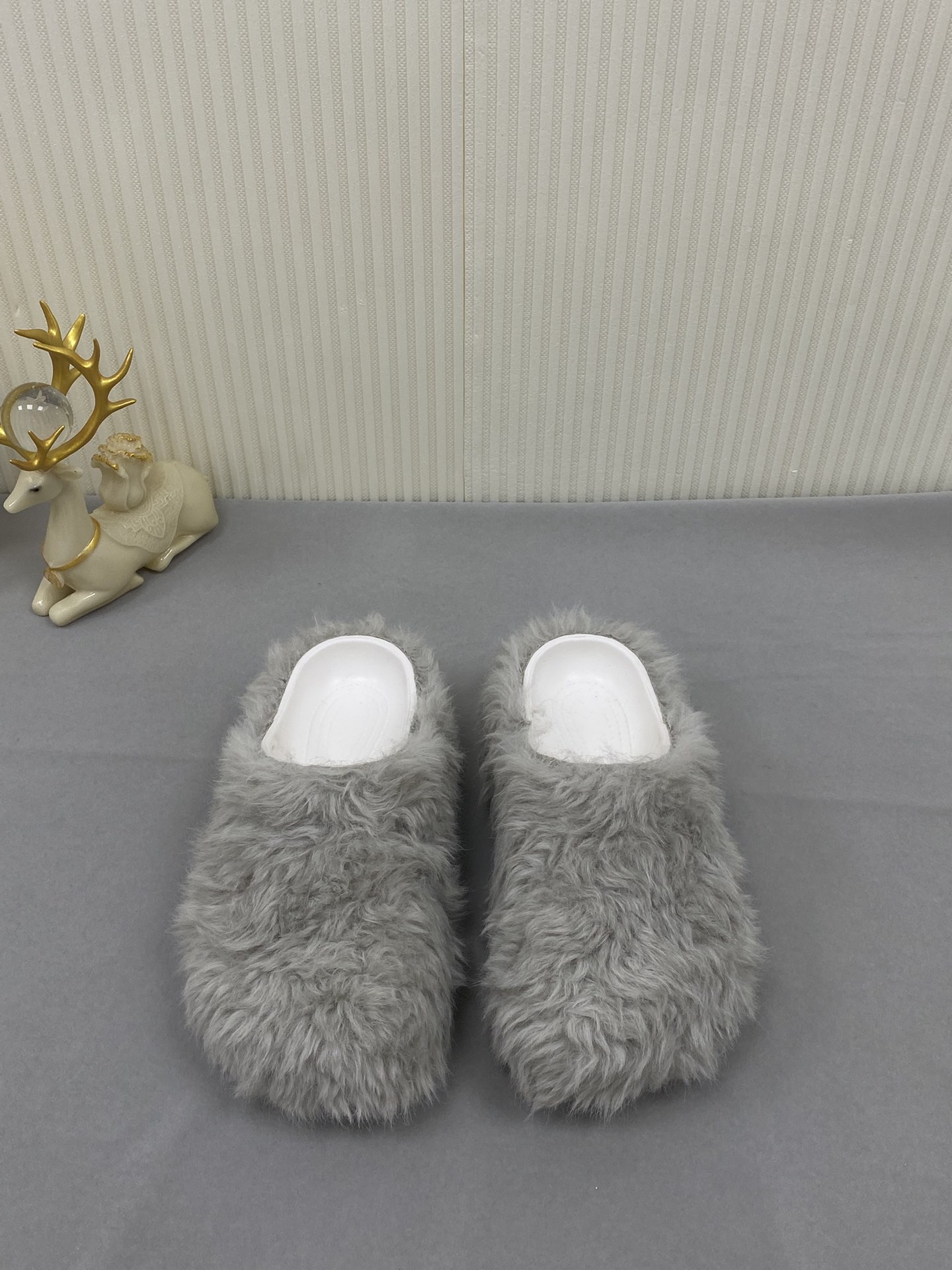 NO:495566,Balenciaga couples lazy shoes 25ss autumn and winter new style thick sole wool slippers extreme lightweight!  Many top trendy celebrities at home and abroad are blessed by us!  It is fashionable and comfortable, and it looks white on the feet!  Summer is super good match, fabric real wool, outsole integral molding, size 35-45, semi-dragged fur shoes, balenciaga, balenciaga, slippers19860909Balenciaga 巴黎世家 情侣款懒人鞋 25ss秋冬新款 厚底 羊毛 拖鞋 极致轻量化！众多国内外一线潮流明星上脚加持！ 时髦又兼具舒适感,上脚还很显白！夏天超级好搭配 面料真羊毛 大底一体成型 码数35-45,半拖毛毛鞋,balenciaga,balenciaga,slippers,Women's Shoes