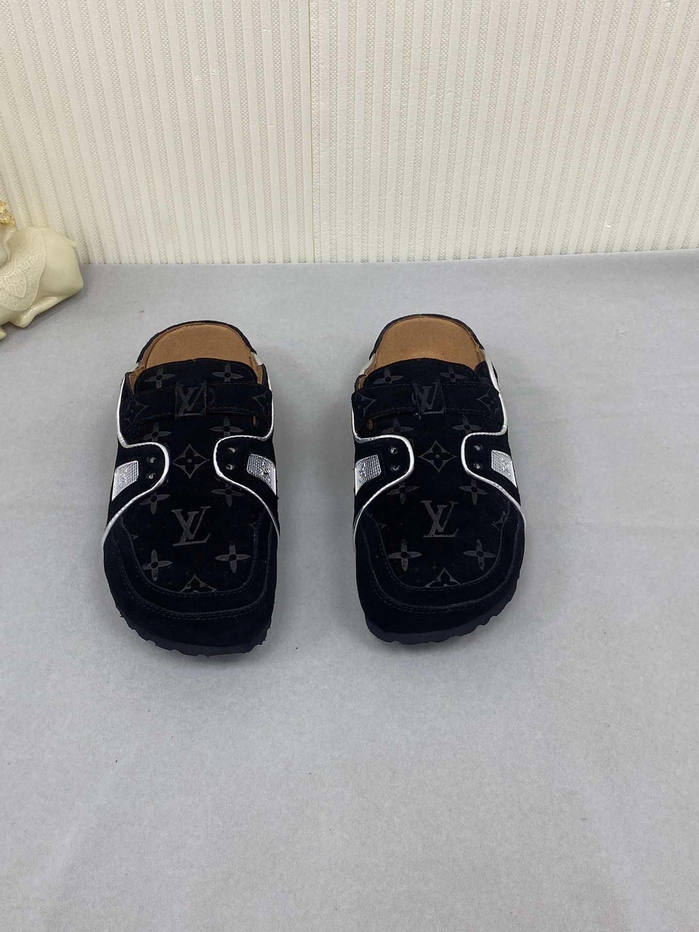 NO:495599,Louis Vuitton × BIRKENSTO joint cooperation model Boken toe shoes. The classic Birken Sole Sole has been launched in a strong manner. One brand is a type. Its structure is made of ergonomic design, which makes the feet completely free and comfortable, so the structure of its foot bed is completely in line with the curve of the feet. In the hot summer, a pair of light and comfortable pairs are indispensable. This oak Birken Corks shoes are retro double-buckle casual beach women's drag, which is simply a savior!  35-40 for women (41 custom made without return) 40-45 for men, semi-drag, birdstock, louis vuitton19860909Louis Vuitton × BIRKENSTO联名合作款博肯包头鞋 万年经典勃肯软底强势推出,一个品牌就是一个类型,其构造鉴于人体工学设计,让脚完全解放舒适打造的,所以其脚床的构造完全贴合脚的弧度. 夏日炎炎,少不了一双轻盈又舒适的,这款橡木材质勃肯软木鞋复古双扣休闲沙滩女拖,简直就是救星！ 码数女35-40（41定做不退换） 男40-45,半拖,birkenstock,louis vuitton,Women's Shoes