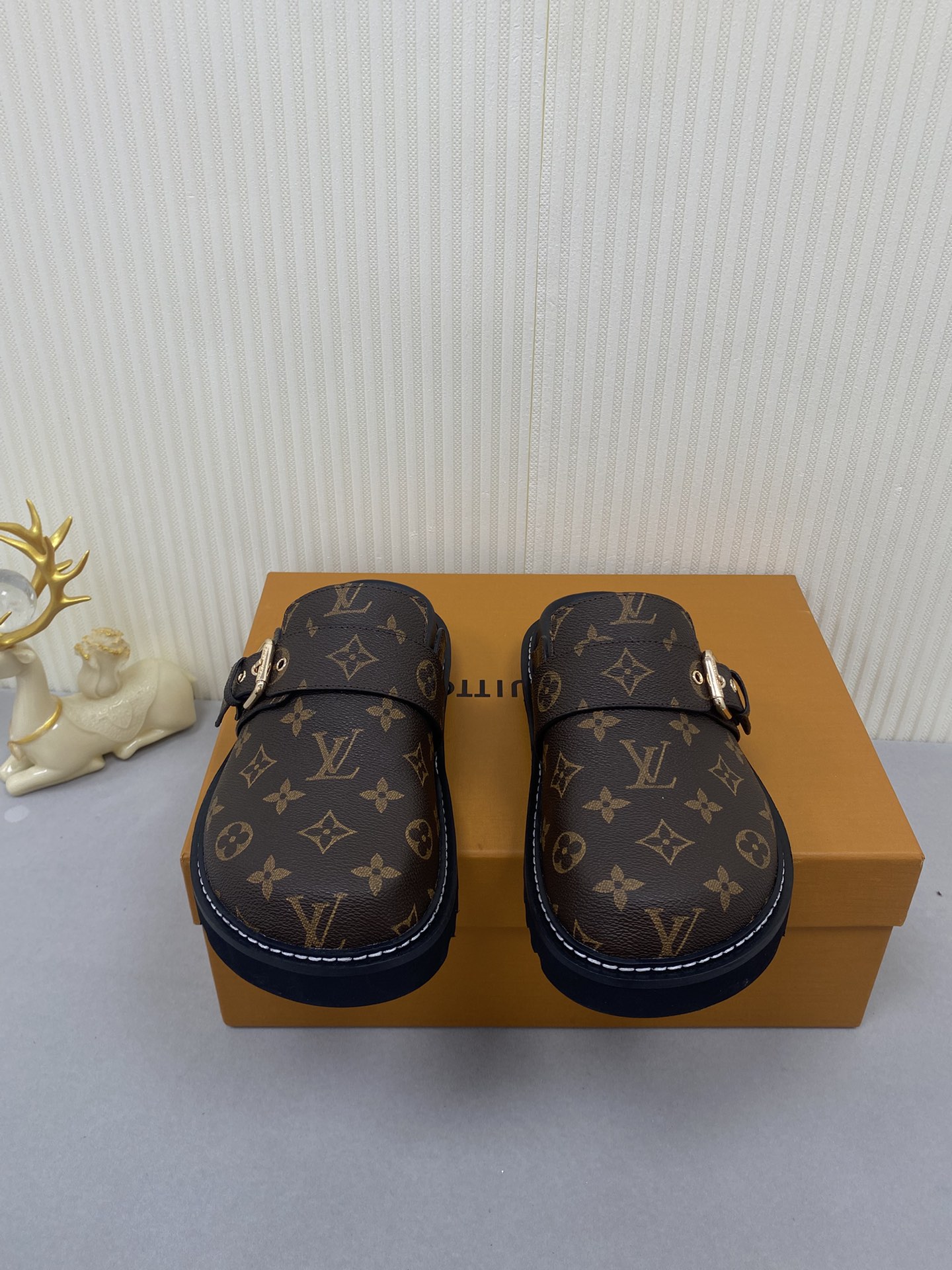 NO:559885,LV TARINE Louis Vuitton L Family Couple Casual Mules, from fresh green to gentle pink, from classic brown to cool gray, each model highlights the style with iconic prints and metal accessories. Whether it is paired with a lazy home style or an eye-catching look when going out, it allows you to switch between comfort and luxury and becomes the ever-changing focus of the fashion scene. The fabric is classic presbyopic and the outsole is high-elastic foam. The size is 35-45 (35 45).  No return or exchange), half drag, louis vuitton, louis vuitton, louis vuitton, louis vuitton19860909LV TARINE路易威登驴牌 L家 情侣款 休闲 穆勒鞋,从清新绿到温柔粉,从经典棕到酷感灰,每一款都以标志性印花与金属饰件彰显格调.无论是搭配慵懒家居风,还是出街打造吸睛造型,都能让你在舒适与奢华间肆意切换,成为时尚场上的百变焦点, 面料经典老花 大底高弹发泡 码数35-45（35 45 不退换）,半拖,louis vuitton,louis vuitton,louis vuitton,louis vuitton,Women's Shoes