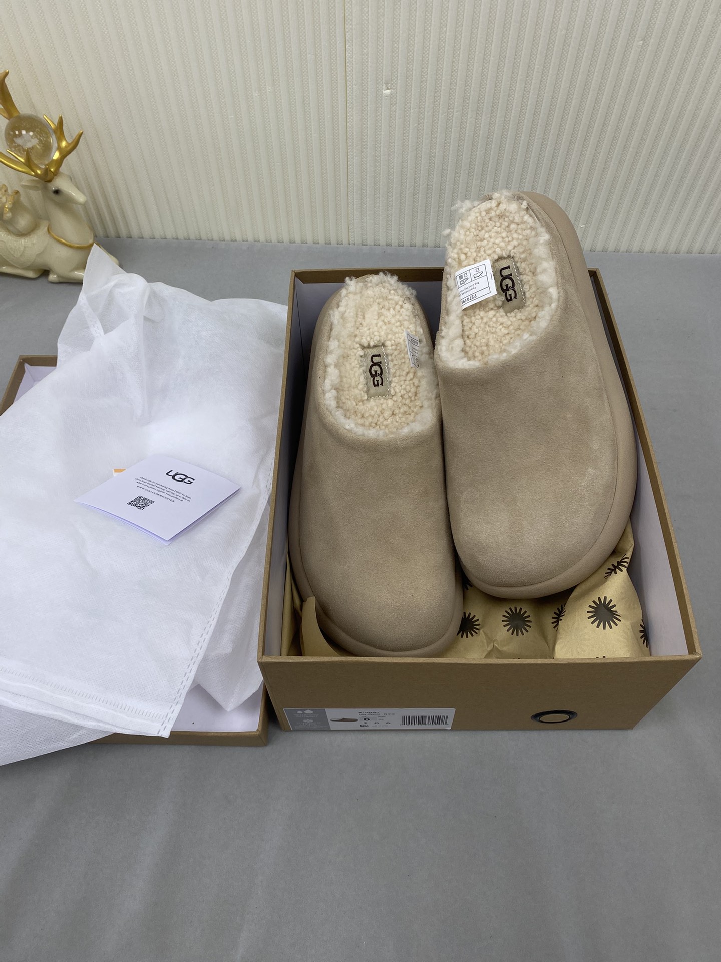 NO:578060,UGG autumn and winter thick-soled sheepskin fur snow boots!  The upper is designed with contrasting colors, which creates a classic and durable texture. The soft and warm wool design not only enhances the texture, but also adds a finishing touch to the autumn and winter style. The interior is made of comfortable real wool, making it easy to wear!  Full of fashion sense!  Rubber foam outsole, size 35-40, semi-furry shoes, boots19860909UGG秋冬厚底羊卷毛毛雪地靴！ 鞋面采用撞色的设计,既缔造出经典而耐看的质感,搭配柔软温暖的羊卷毛设计,不仅提升质感,更为秋冬造型增添点睛之笔,内里采用舒适的真羊毛,穿拖方便！时尚感拉满！ 橡胶发泡大底 码数35-40,半拖毛毛鞋,boots,Women's Shoes