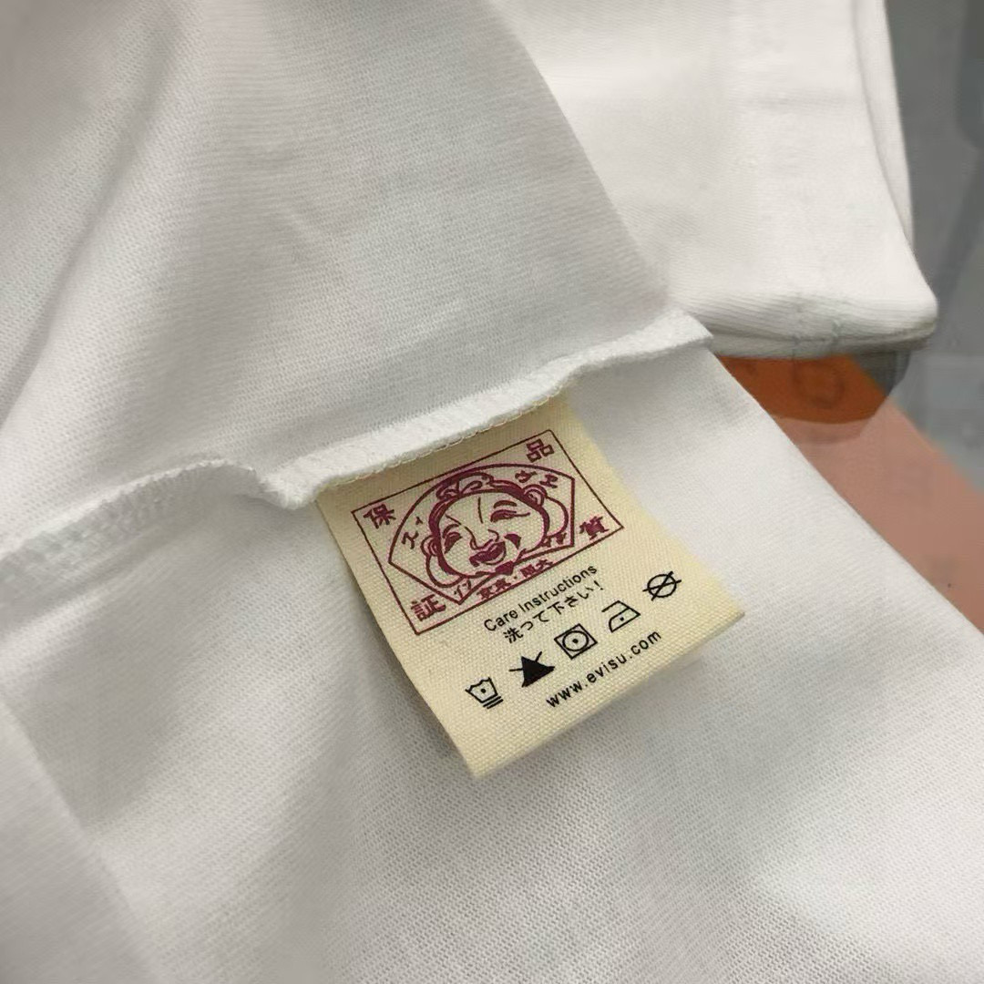 💰115
Evisu福神短袖男2025新款达摩招财猫印花休闲宽松情侣T恤

颜色：黑色  白色

码数S-XXL

S码 肩宽46.6 胸围106 衣长68 适合身材100-120斤

M码 肩宽47.8 胸围110衣长70 适合身材120-140斤

L码 肩宽49 胸围114 衣长72适合身材140-160斤

XL码 肩宽50.2 胸围118 衣长74 适合身材160-180斤

XXL码 肩宽 51.4 胸围122 衣长76 适合身材180-210斤