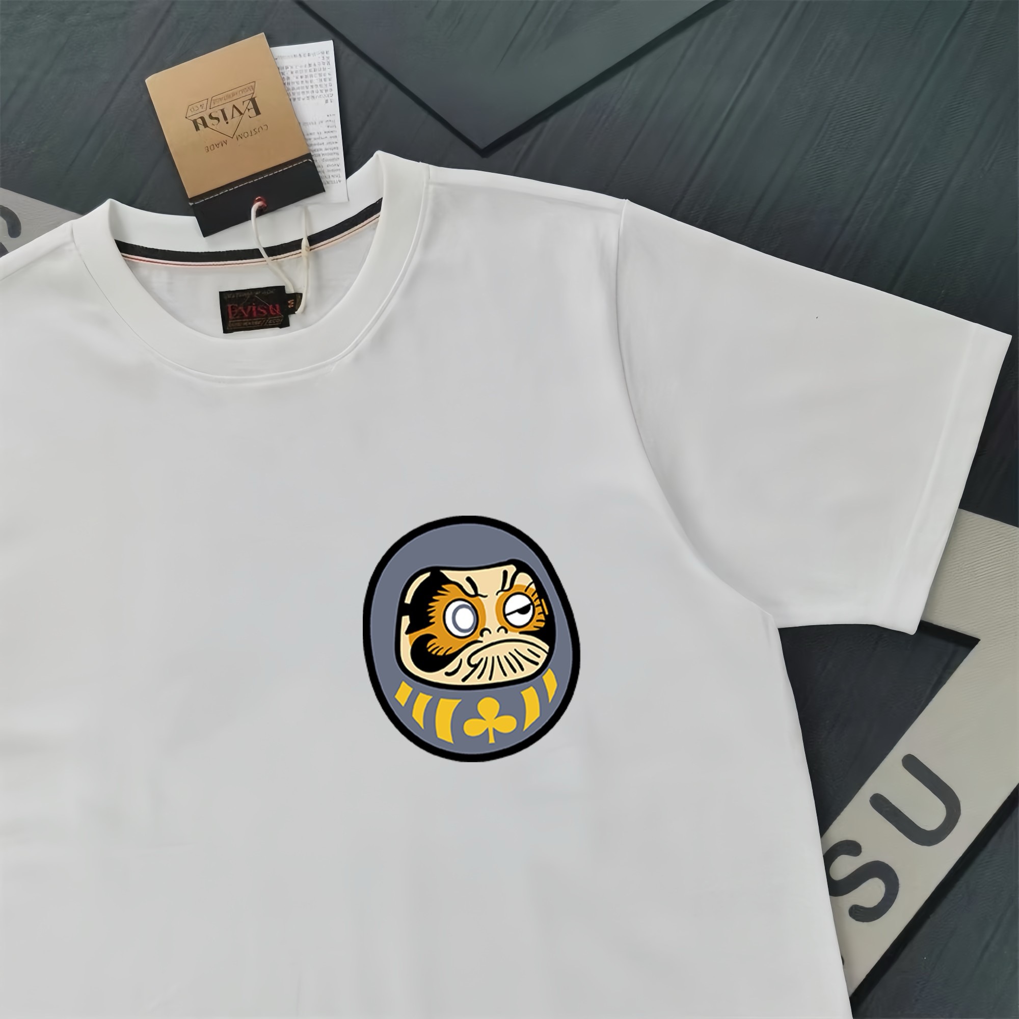 💰115
Evisu福神短袖男2025新款达摩招财猫印花休闲宽松情侣T恤

颜色：黑色  白色

码数S-XXL

S码 肩宽46.6 胸围106 衣长68 适合身材100-120斤

M码 肩宽47.8 胸围110衣长70 适合身材120-140斤

L码 肩宽49 胸围114 衣长72适合身材140-160斤

XL码 肩宽50.2 胸围118 衣长74 适合身材160-180斤

XXL码 肩宽 51.4 胸围122 衣长76 适合身材180-210斤