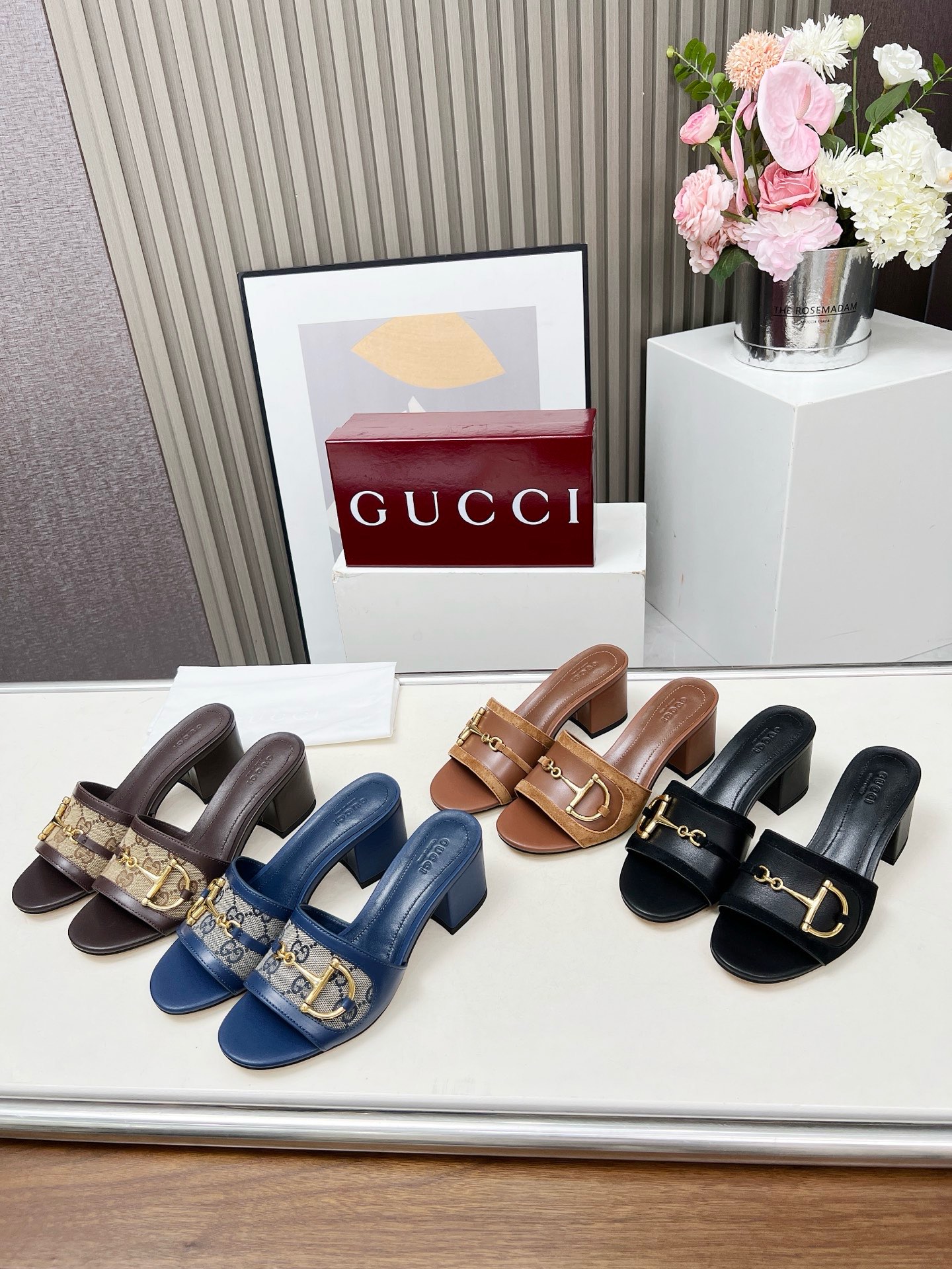 NO:261639,19 G U C C I The latest popular mid-heel sandals, the counter original shoe mold production. Original hardware buckle Original heel mold opening The most popular luxury goods of big brands Stars A variety of classic colors to choose from Fabric Calfskin with Yangjing and Calfskin with Guqi classics, two types of old-fashioned cloth, inner sheepskin, heel height 58mm, size 35-43, wear-resistant rubber sole of the base material 