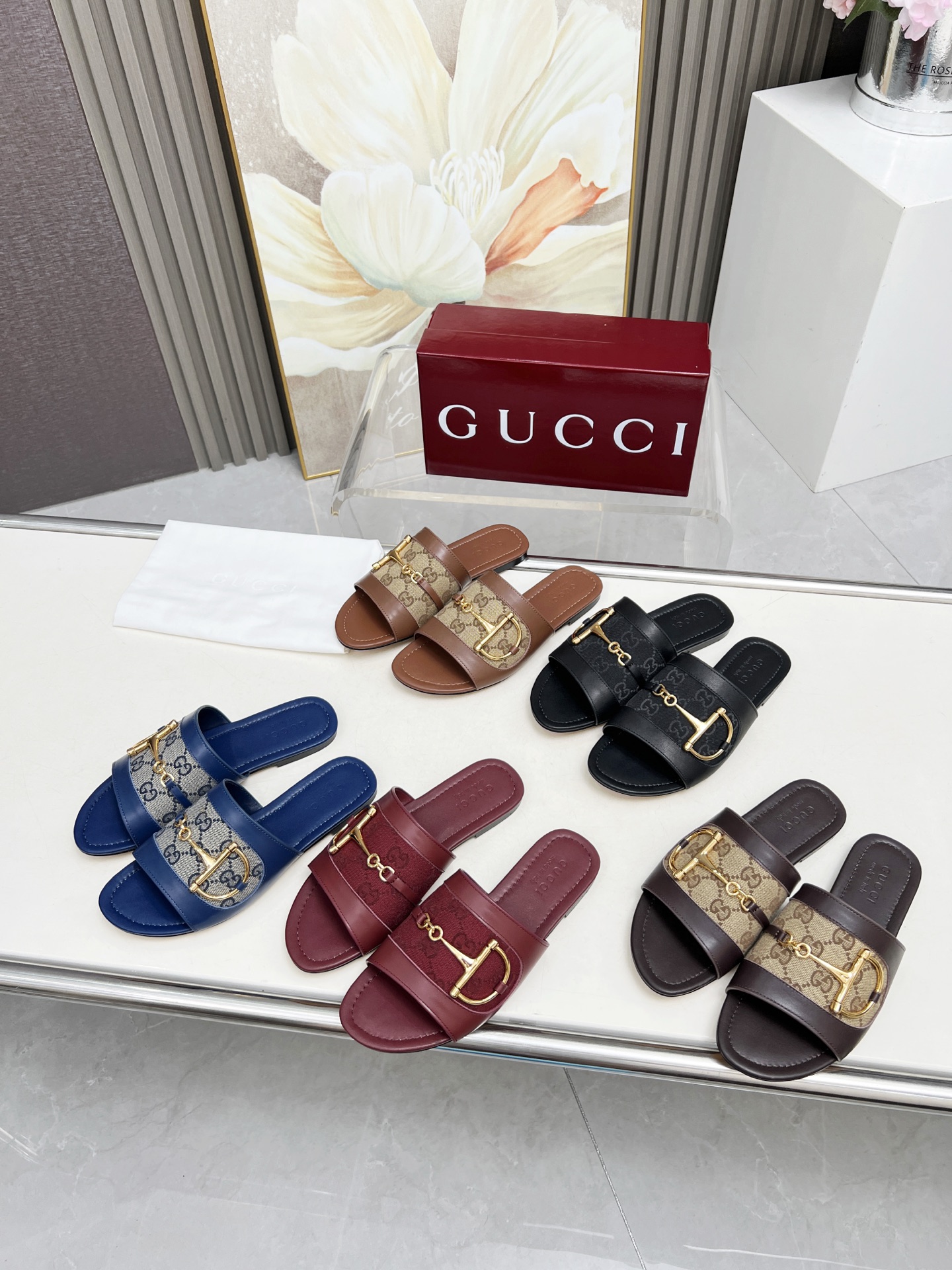NO:261642,5169-106 G U C C I The latest popular flat-heeled sandals, the counter original shoe mold production. Original hardware buckle, the favorite luxury of big-name stars, a variety of classic colors to choose from, calfskin with Guqi classic old-fashioned cloth, inner sheepskin, heel height 5mm, size 35-45, the base material wear-resistant rubber outsole 
