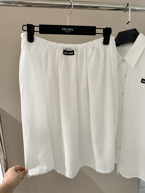 Miu Miu White Cotton-Linen Lace Trim Pleated Midi Skirt - Spring/Summer Collection 1 Miu Miu White Cotton-Linen Lace Trim Pleated Midi Skirt - Spring/Summer Collection