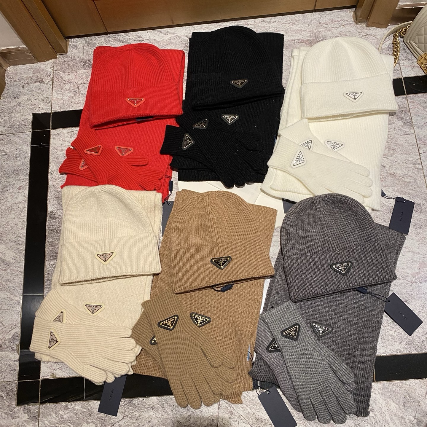 NO:554558,PRADA Prada three-piece classic suit cashmere knitted hat + scarf + gloves set, suit, prada, prada, gloves, hats19860909PRADA普拉达三件套经典套装 羊绒针织帽帽+围巾+手套套装,套装,prada,prada,gloves,hats,accessory