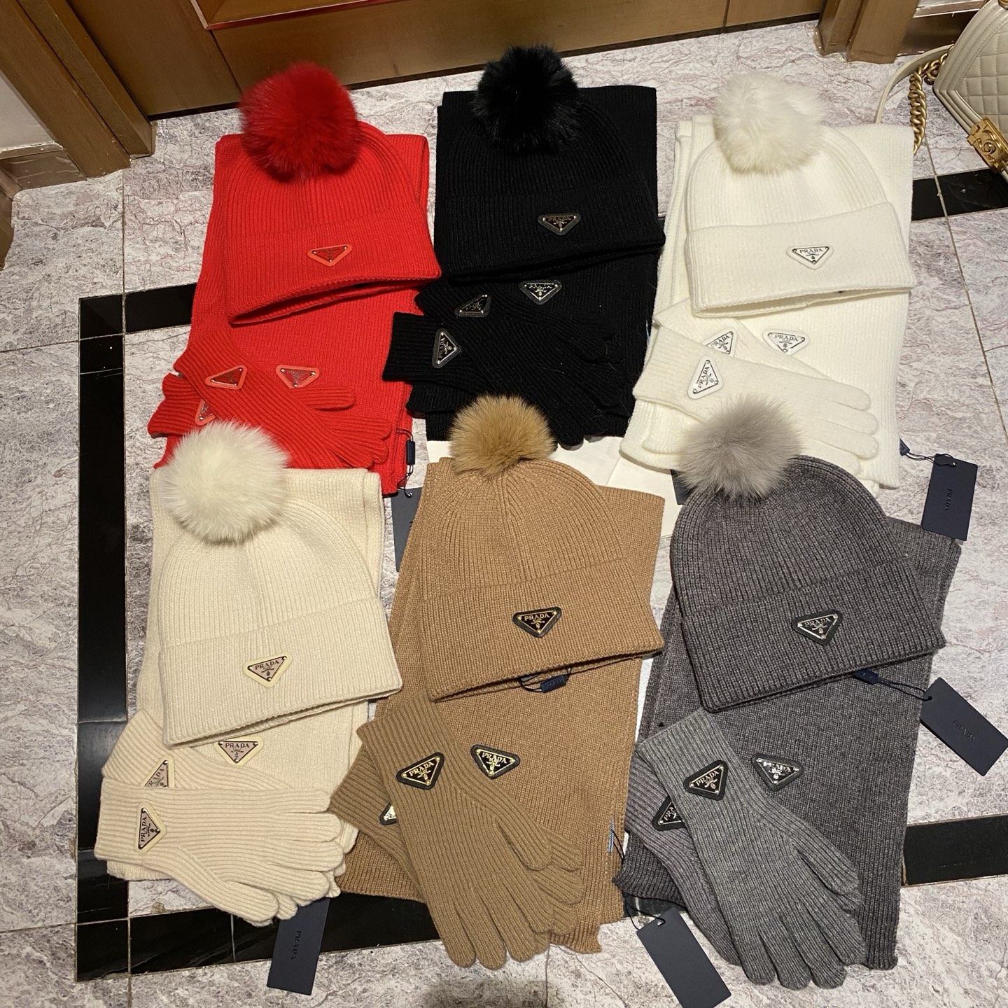 NO:554555,PRADA Prada suit classic suit cashmere knitted hat (fox fur ball) + scarf + gloves suit, suit, prada, prada, gloves, hats19860909PRADA普拉达套装经典套装 羊绒针织帽（狐狸毛球）+围巾+手套套装,套装,prada,prada,gloves,hats,accessory
