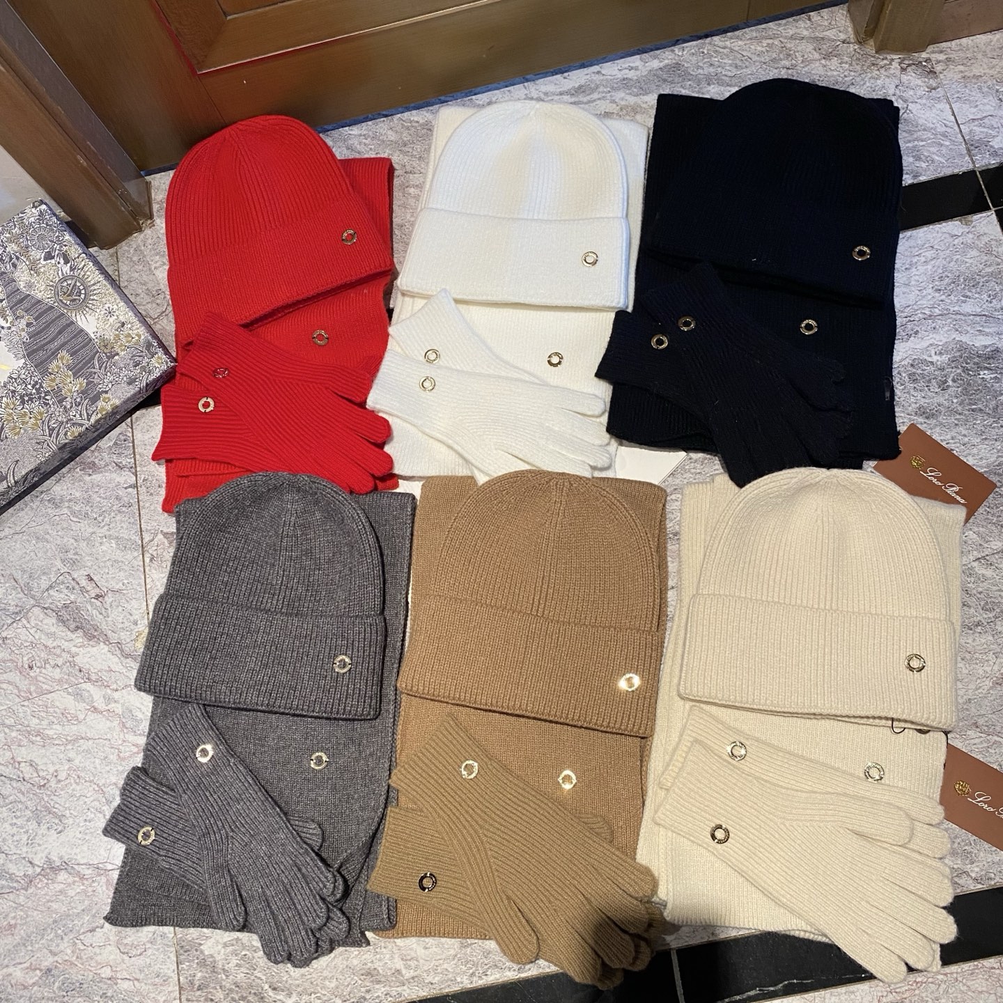 NO:554552,Loro Piana three-piece LP suit cashmere knitted hat + scarf + gloves suit, suit, loro piana, loro piana, gloves, hats19860909Loro Piana诺悠翩雅三件套LP套装羊绒针织帽+围巾+手套套装,套装,loro piana,loro piana,gloves,hats,accessory