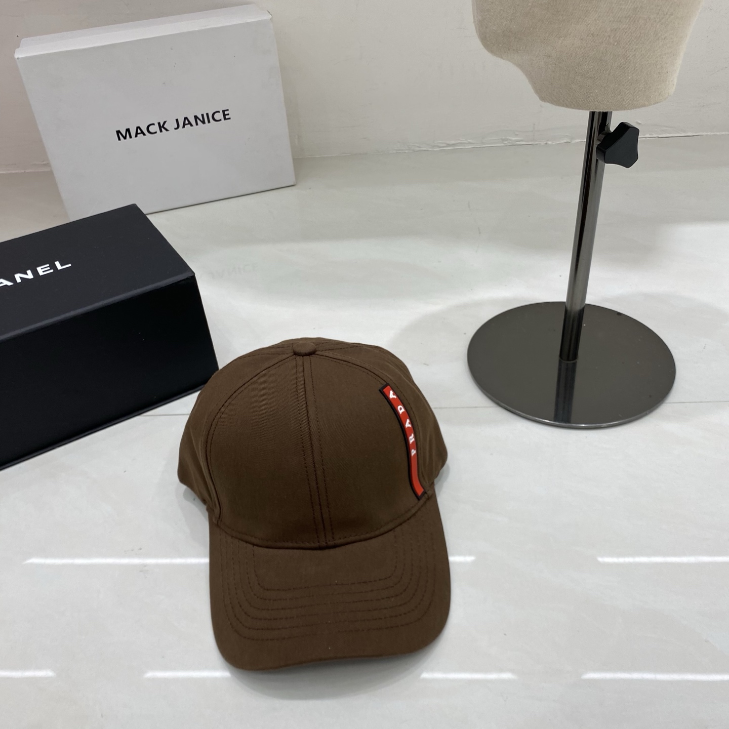 🎀PRADA棒球帽，侧边的红条织带是标志性设计，自带复古又高级