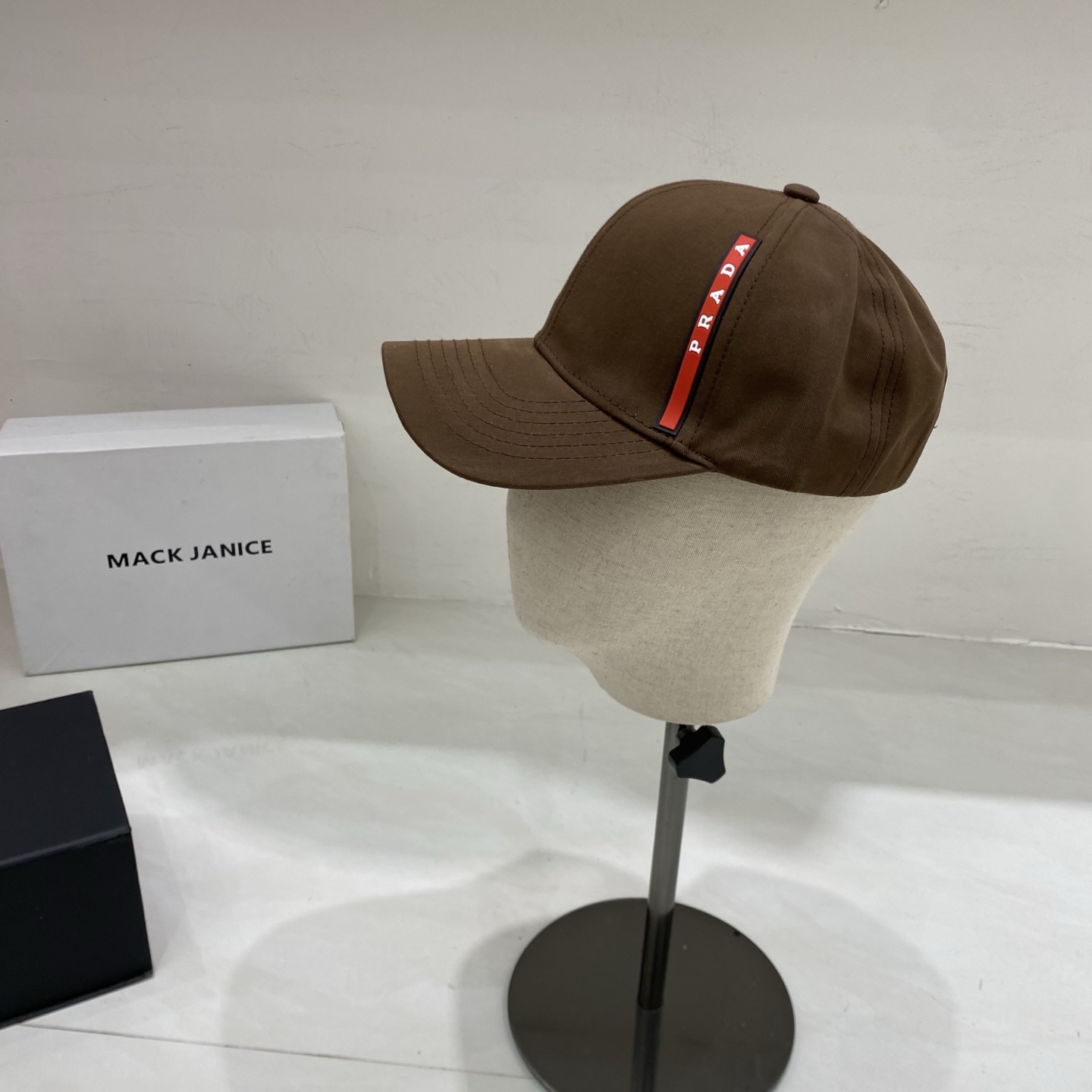 🎀PRADA棒球帽，侧边的红条织带是标志性设计，自带复古又高级