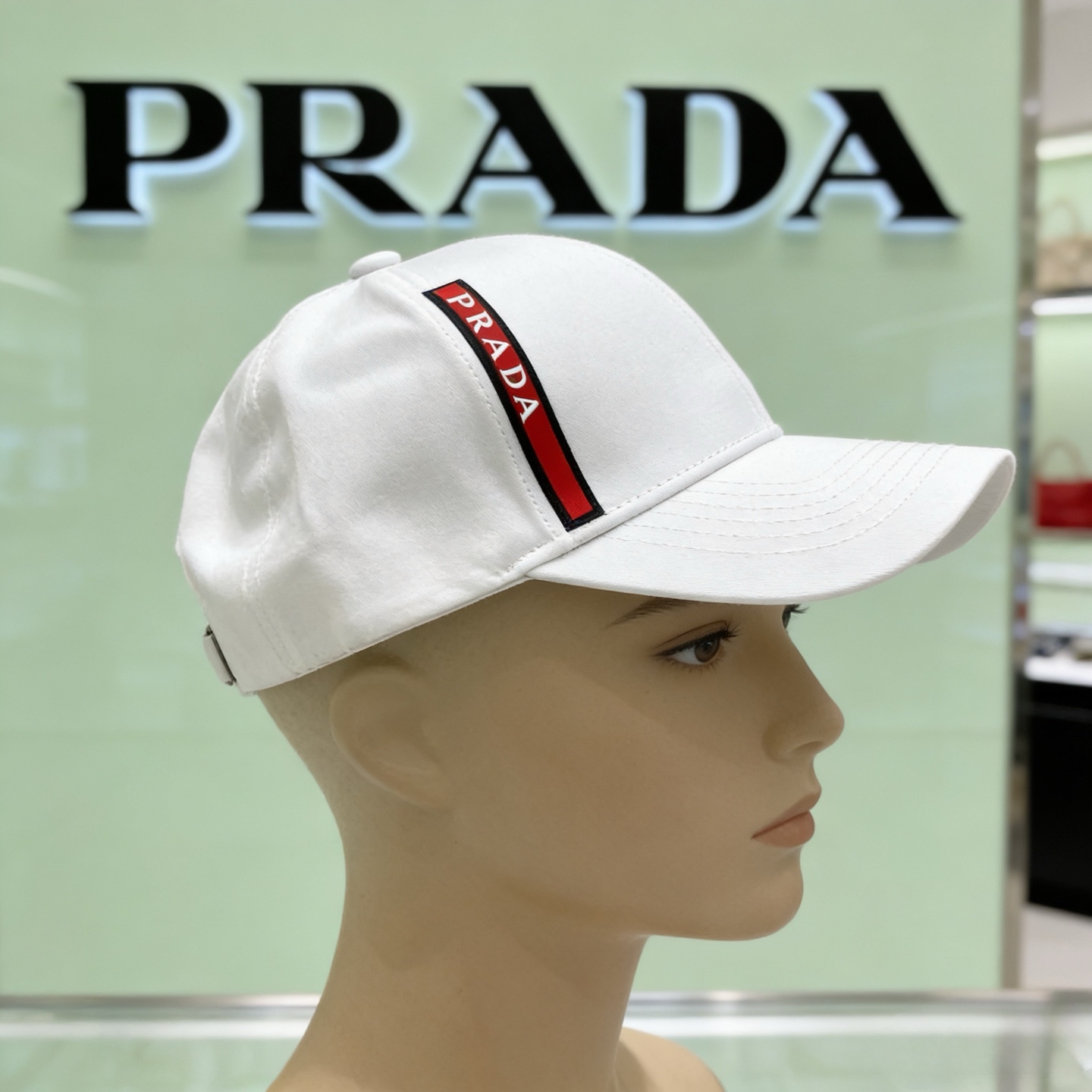 🎀PRADA棒球帽，侧边的红条织带是标志性设计，自带复古又高级
