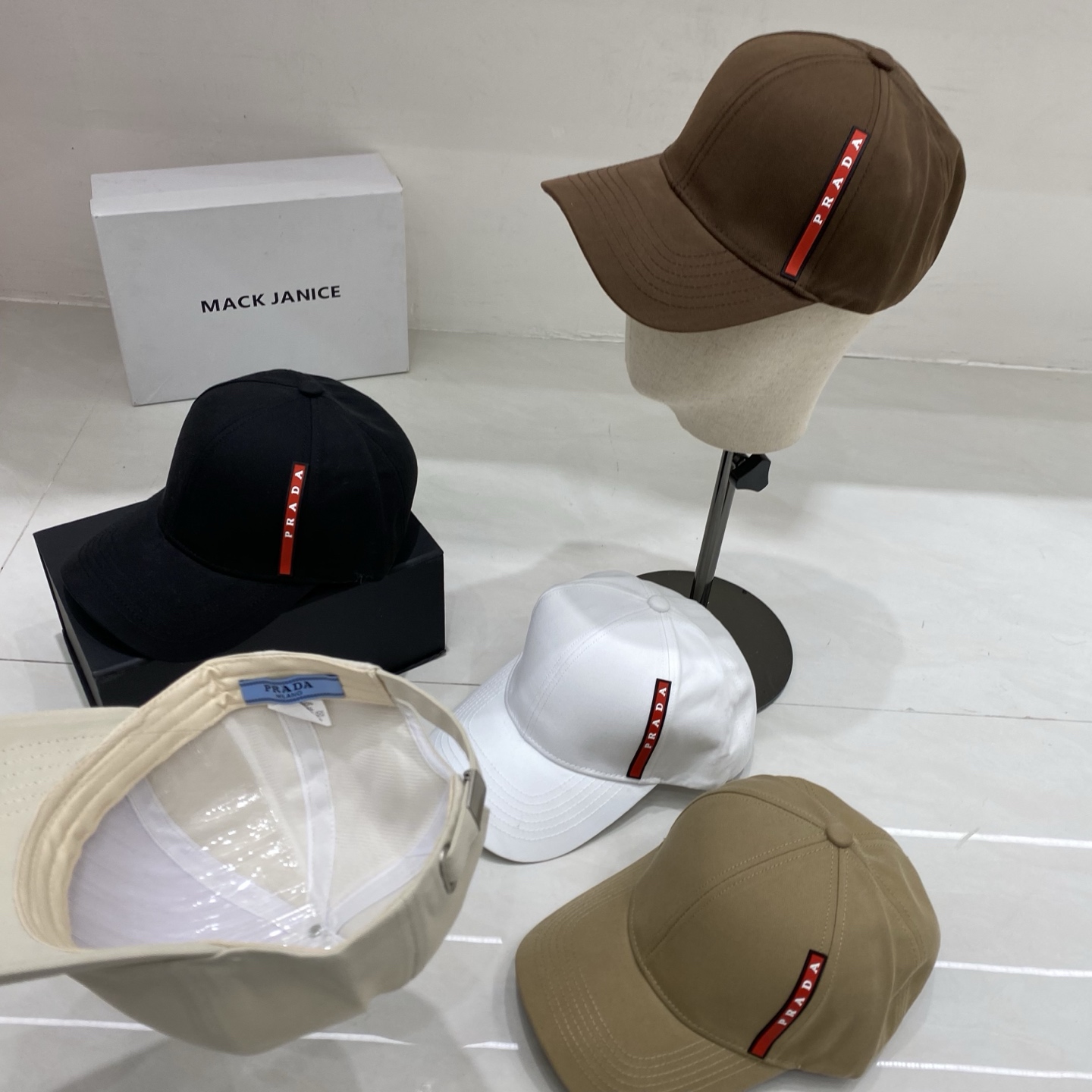 🎀PRADA棒球帽，侧边的红条织带是标志性设计，自带复古又高级