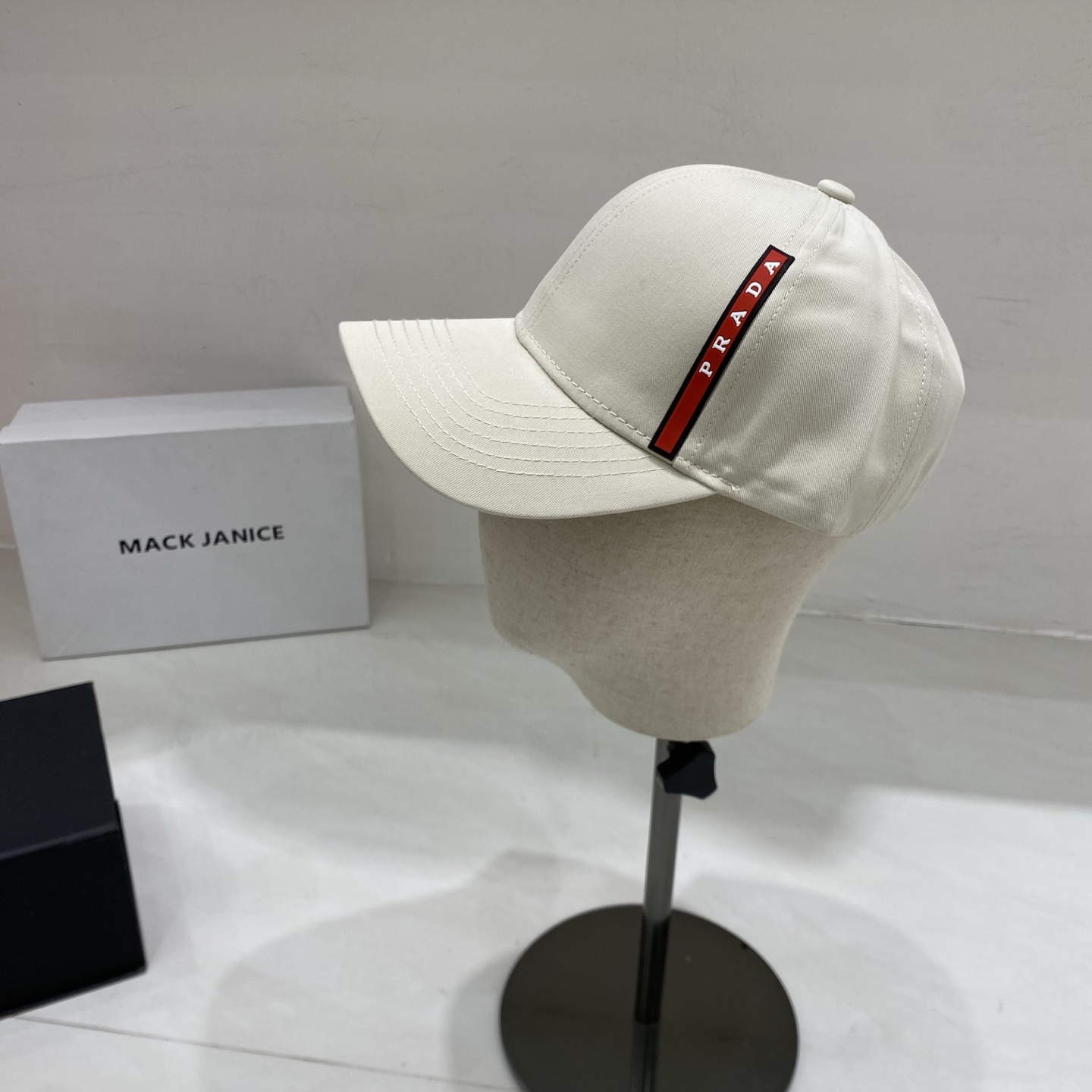 🎀PRADA棒球帽，侧边的红条织带是标志性设计，自带复古又高级