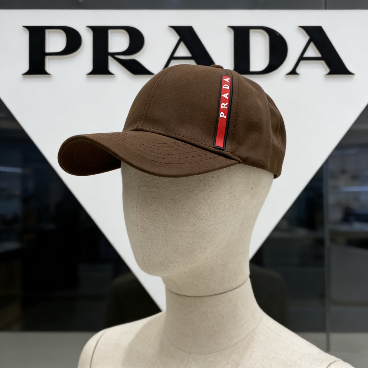 🎀PRADA棒球帽，侧边的红条织带是标志性设计，自带复古又高级