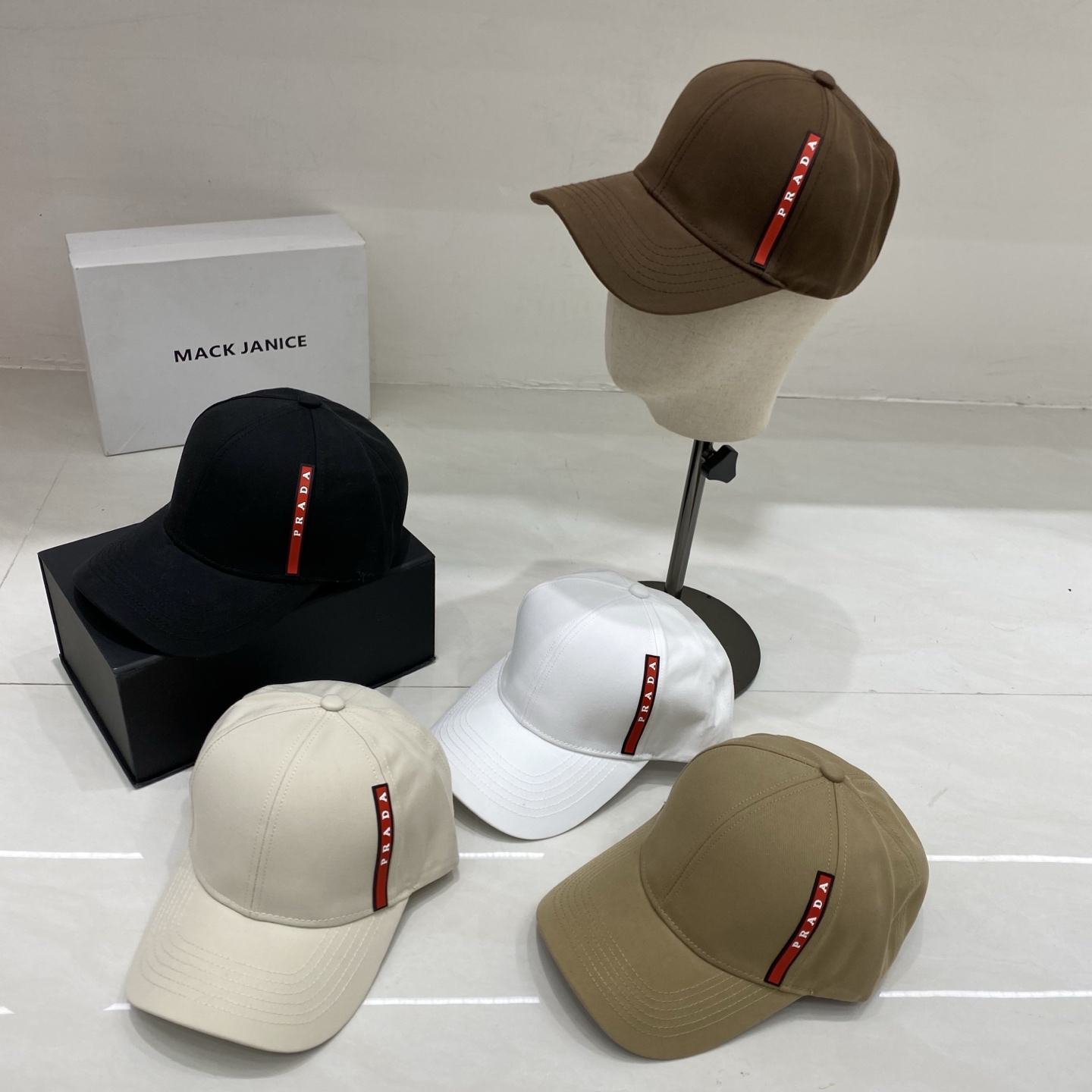 🎀PRADA棒球帽，侧边的红条织带是标志性设计，自带复古又高级
