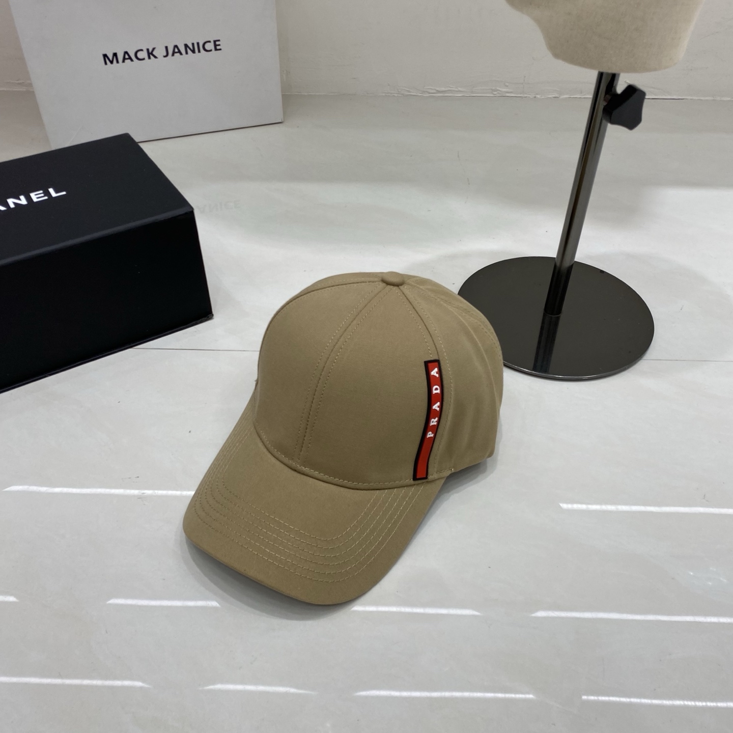 🎀PRADA棒球帽，侧边的红条织带是标志性设计，自带复古又高级