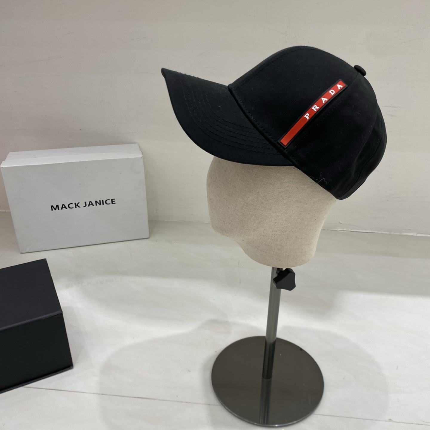 🎀PRADA棒球帽，侧边的红条织带是标志性设计，自带复古又高级