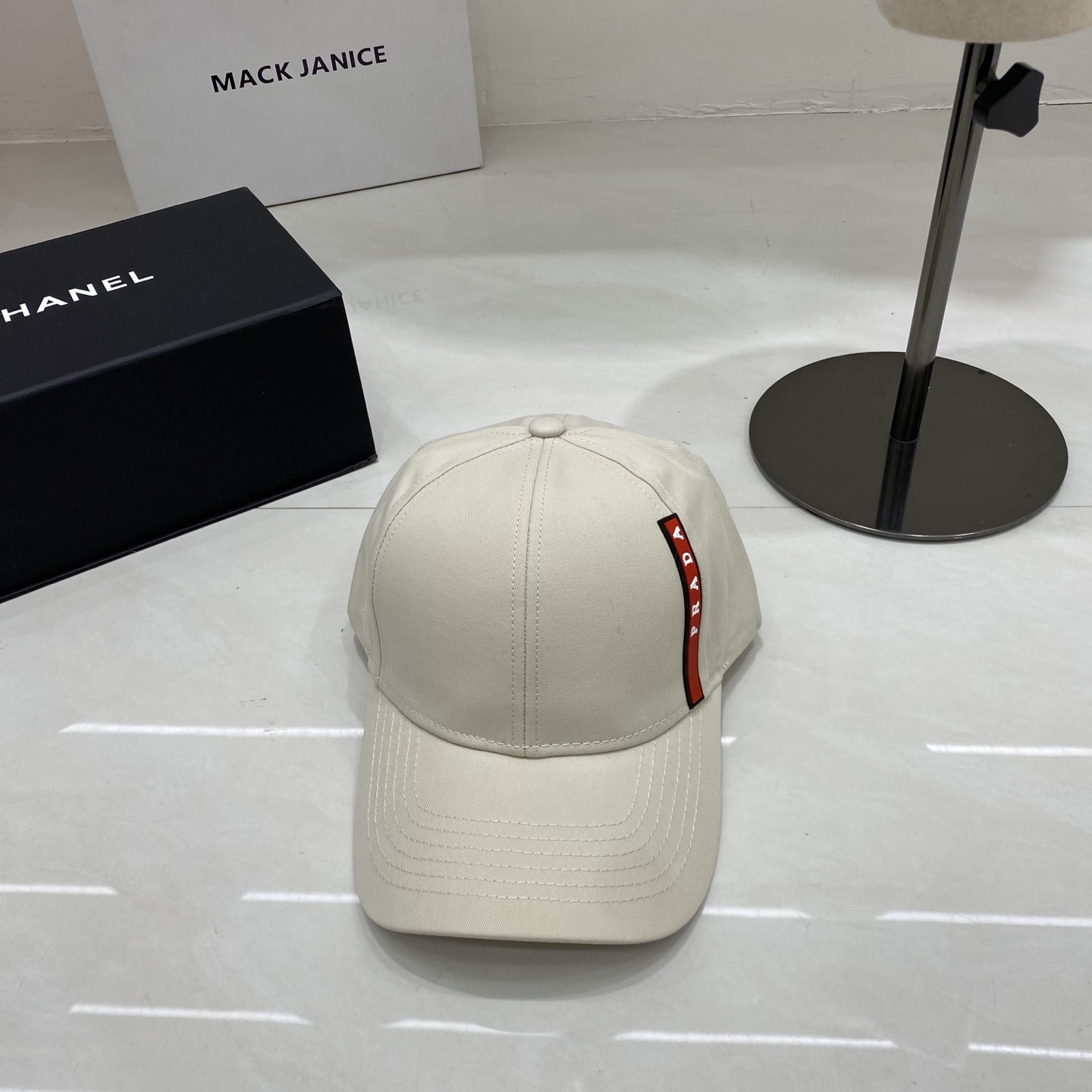 🎀PRADA棒球帽，侧边的红条织带是标志性设计，自带复古又高级