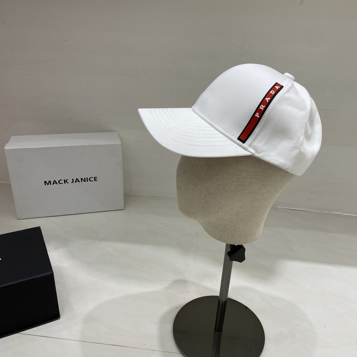 🎀PRADA棒球帽，侧边的红条织带是标志性设计，自带复古又高级