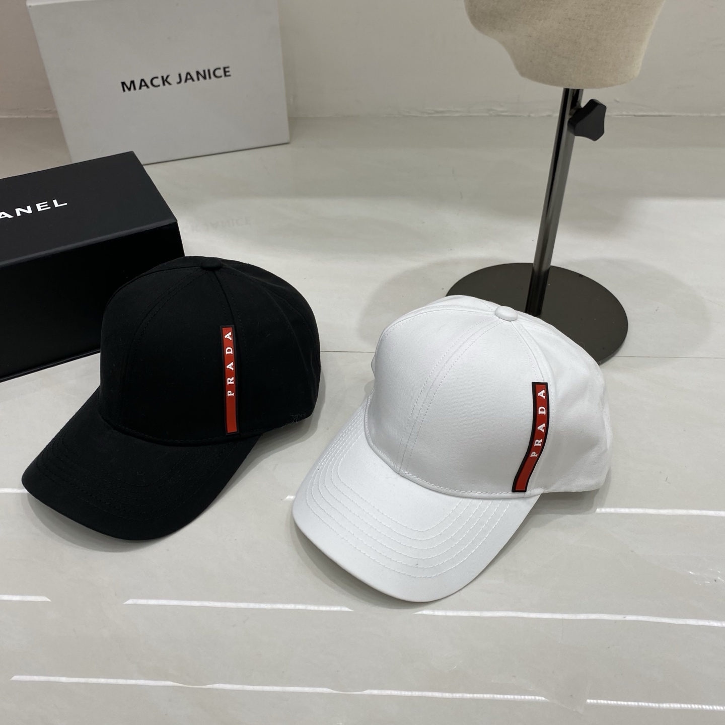 🎀PRADA棒球帽，侧边的红条织带是标志性设计，自带复古又高级