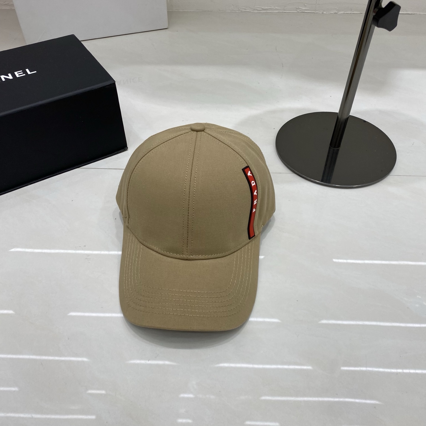 🎀PRADA棒球帽，侧边的红条织带是标志性设计，自带复古又高级