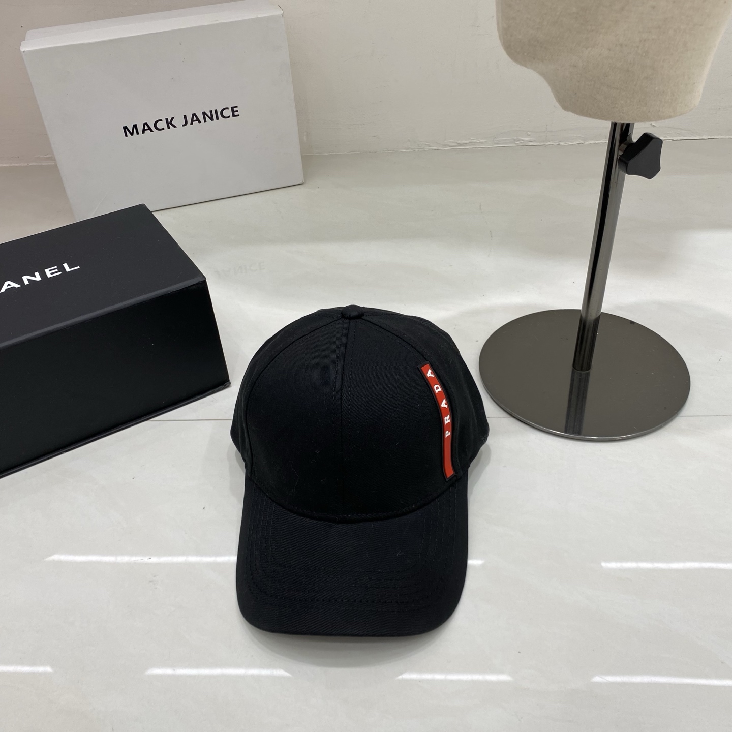 🎀PRADA棒球帽，侧边的红条织带是标志性设计，自带复古又高级