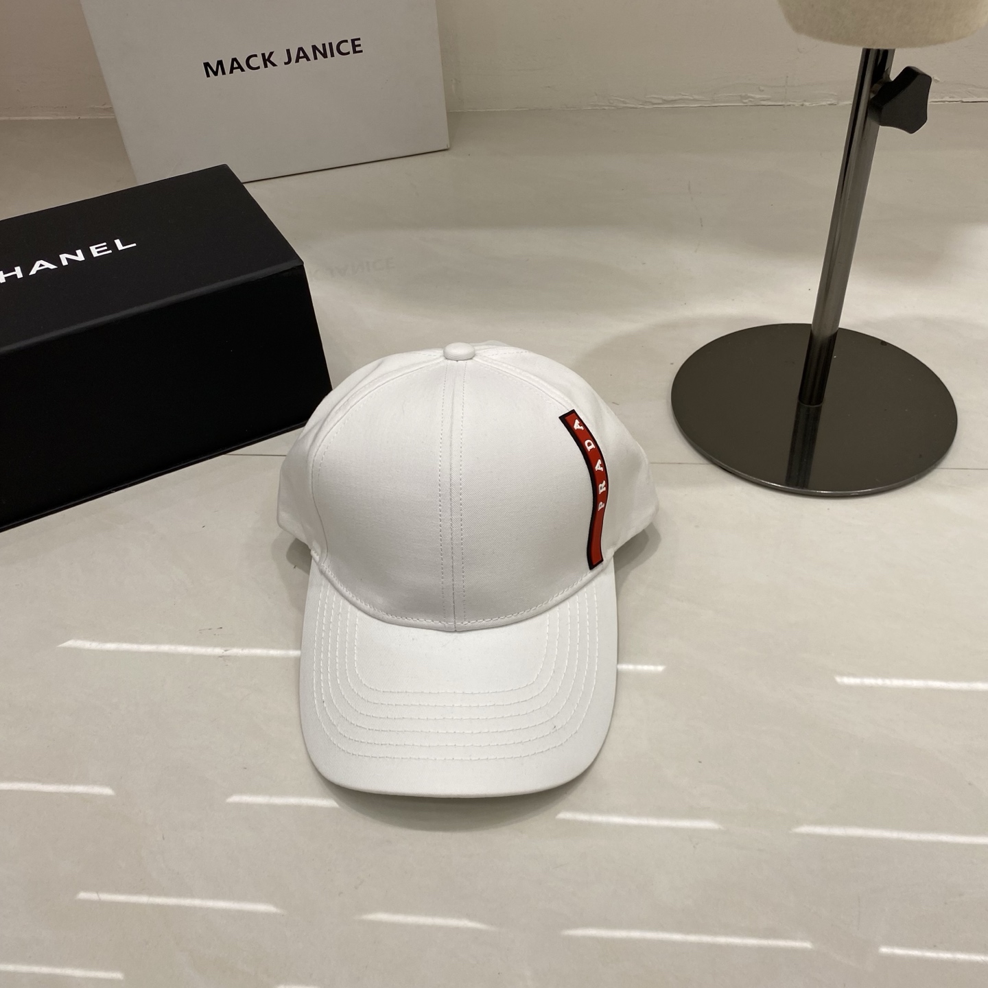 🎀PRADA棒球帽，侧边的红条织带是标志性设计，自带复古又高级