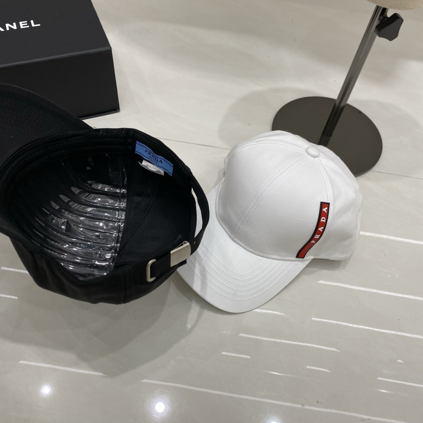 🎀PRADA棒球帽，侧边的红条织带是标志性设计，自带复古又高级