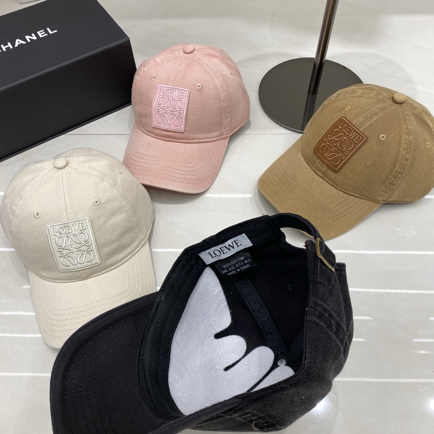 🎀Loewe罗意威棒球帽，采用水洗做旧的棉质斜纹布，呈现复古质感；无结构软顶设计，搭配可调节后带，兼顾舒