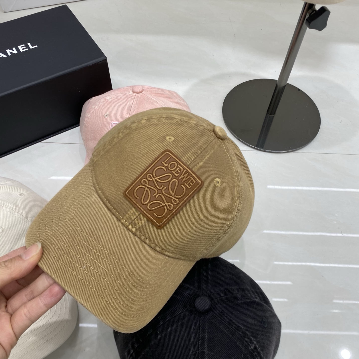 🎀Loewe罗意威棒球帽，采用水洗做旧的棉质斜纹布，呈现复古质感；无结构软顶设计，搭配可调节后带，兼顾舒