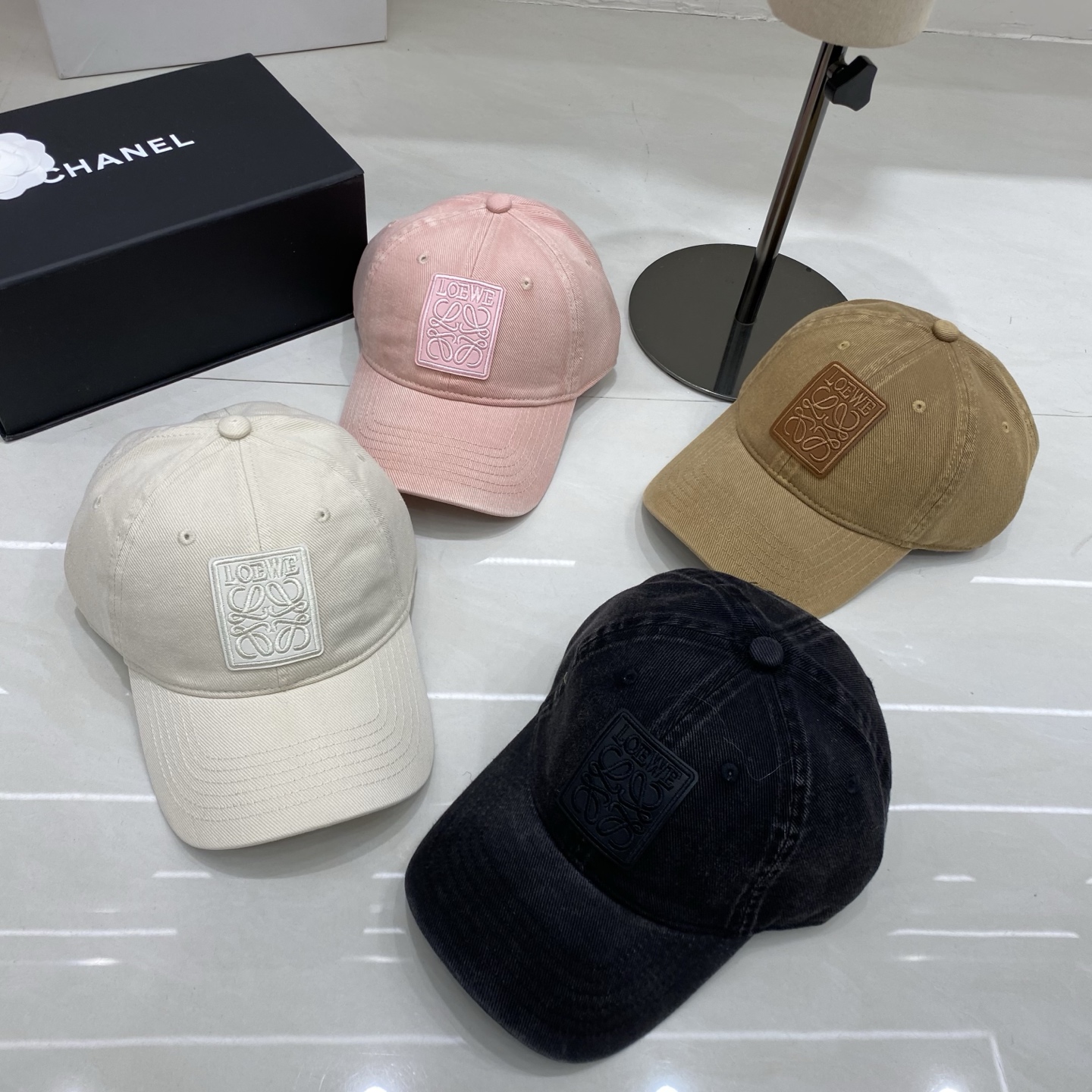 🎀Loewe罗意威棒球帽，采用水洗做旧的棉质斜纹布，呈现复古质感；无结构软顶设计，搭配可调节后带，兼顾舒