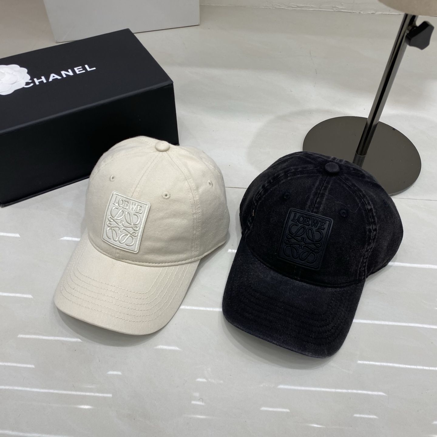 🎀Loewe罗意威棒球帽，采用水洗做旧的棉质斜纹布，呈现复古质感；无结构软顶设计，搭配可调节后带，兼顾舒