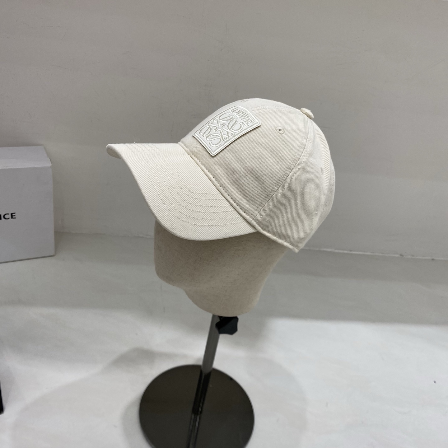 🎀Loewe罗意威棒球帽，采用水洗做旧的棉质斜纹布，呈现复古质感；无结构软顶设计，搭配可调节后带，兼顾舒