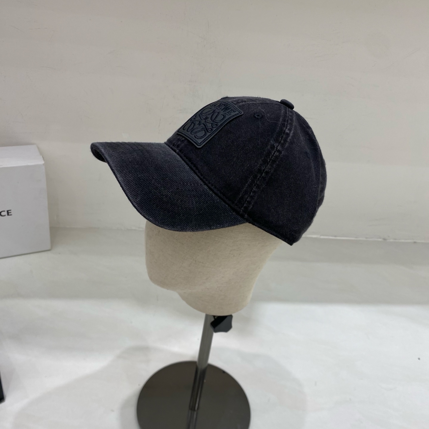 🎀Loewe罗意威棒球帽，采用水洗做旧的棉质斜纹布，呈现复古质感；无结构软顶设计，搭配可调节后带，兼顾舒