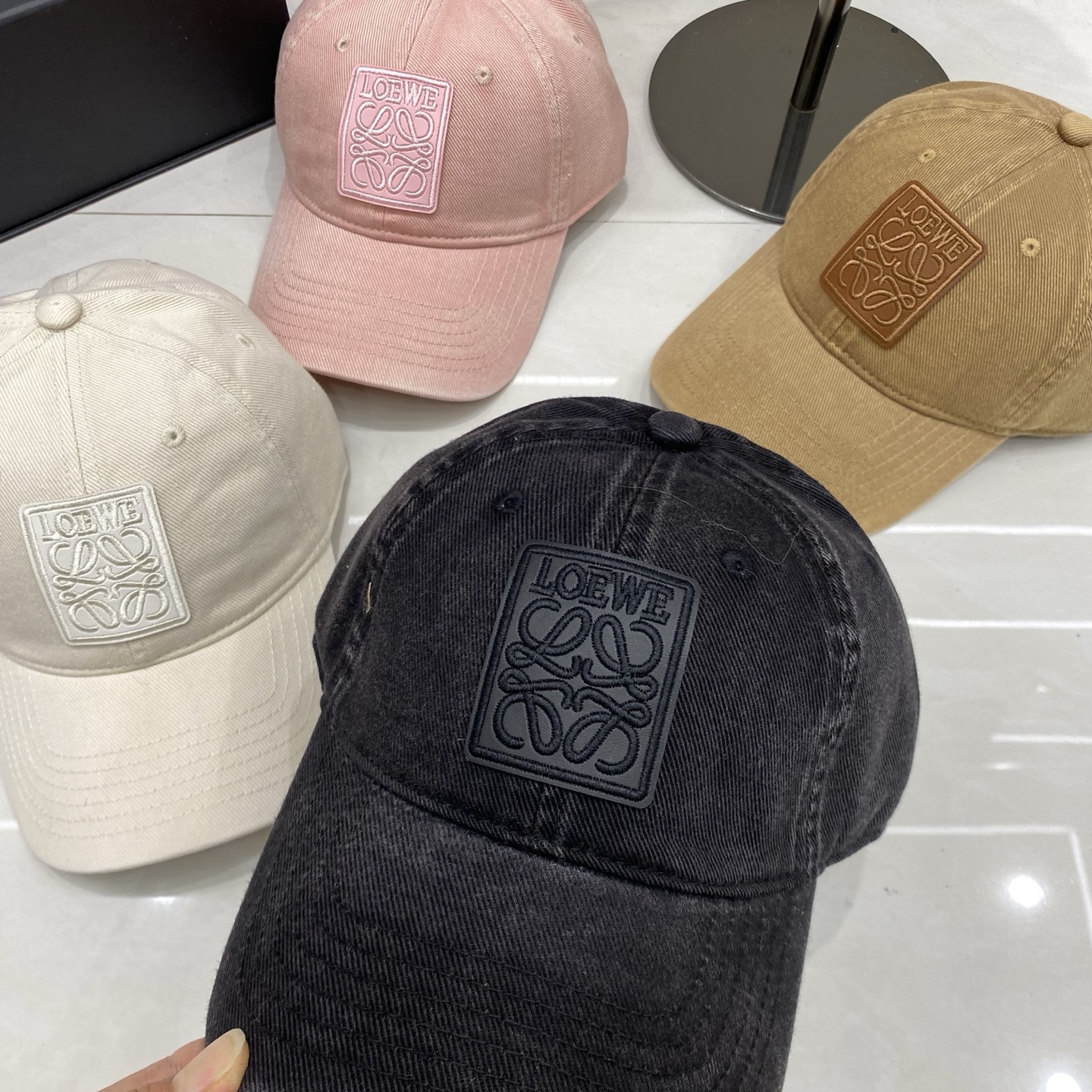 🎀Loewe罗意威棒球帽，采用水洗做旧的棉质斜纹布，呈现复古质感；无结构软顶设计，搭配可调节后带，兼顾舒