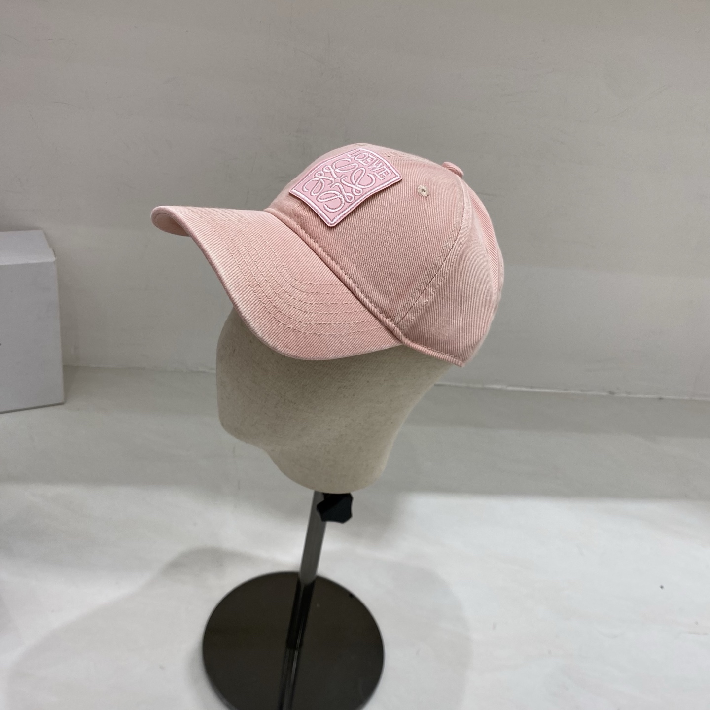 🎀Loewe罗意威棒球帽，采用水洗做旧的棉质斜纹布，呈现复古质感；无结构软顶设计，搭配可调节后带，兼顾舒