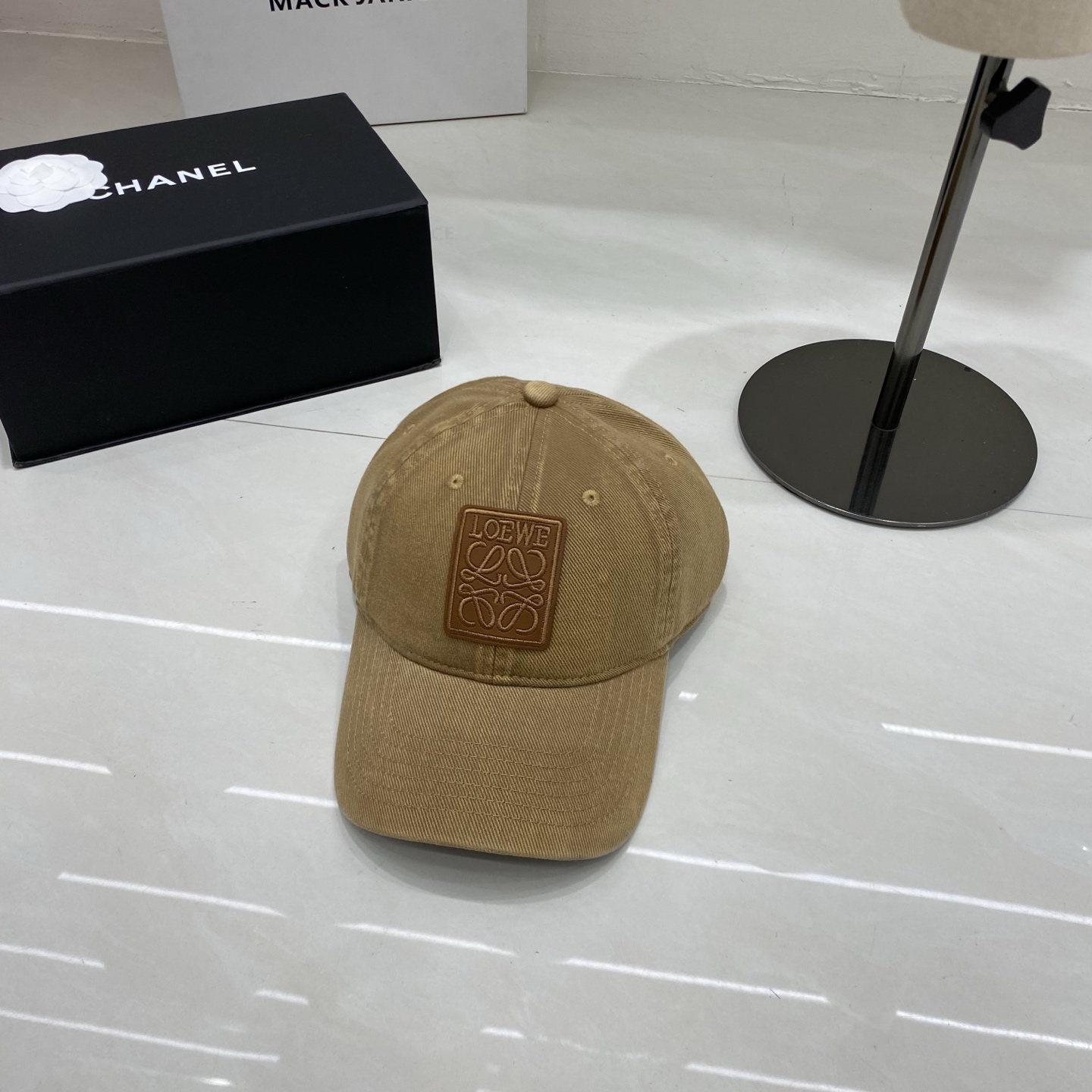 🎀Loewe罗意威棒球帽，采用水洗做旧的棉质斜纹布，呈现复古质感；无结构软顶设计，搭配可调节后带，兼顾舒