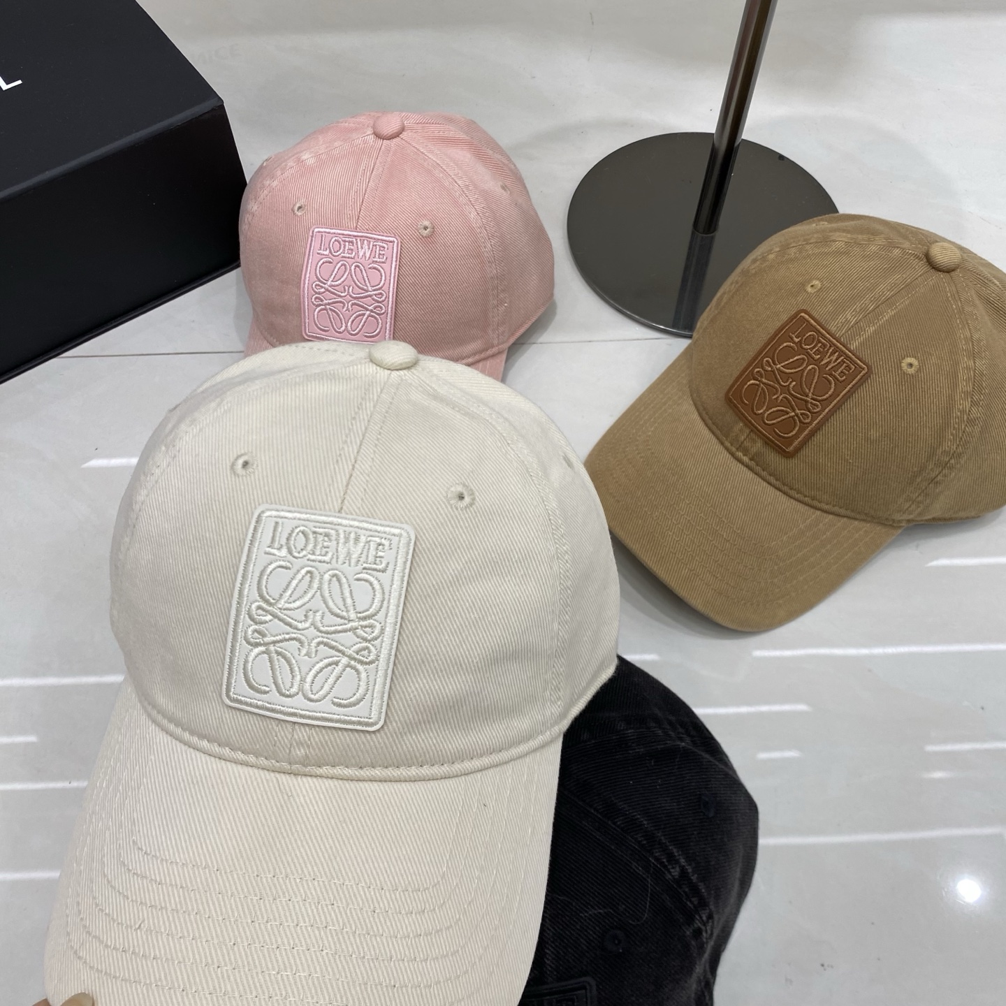 🎀Loewe罗意威棒球帽，采用水洗做旧的棉质斜纹布，呈现复古质感；无结构软顶设计，搭配可调节后带，兼顾舒