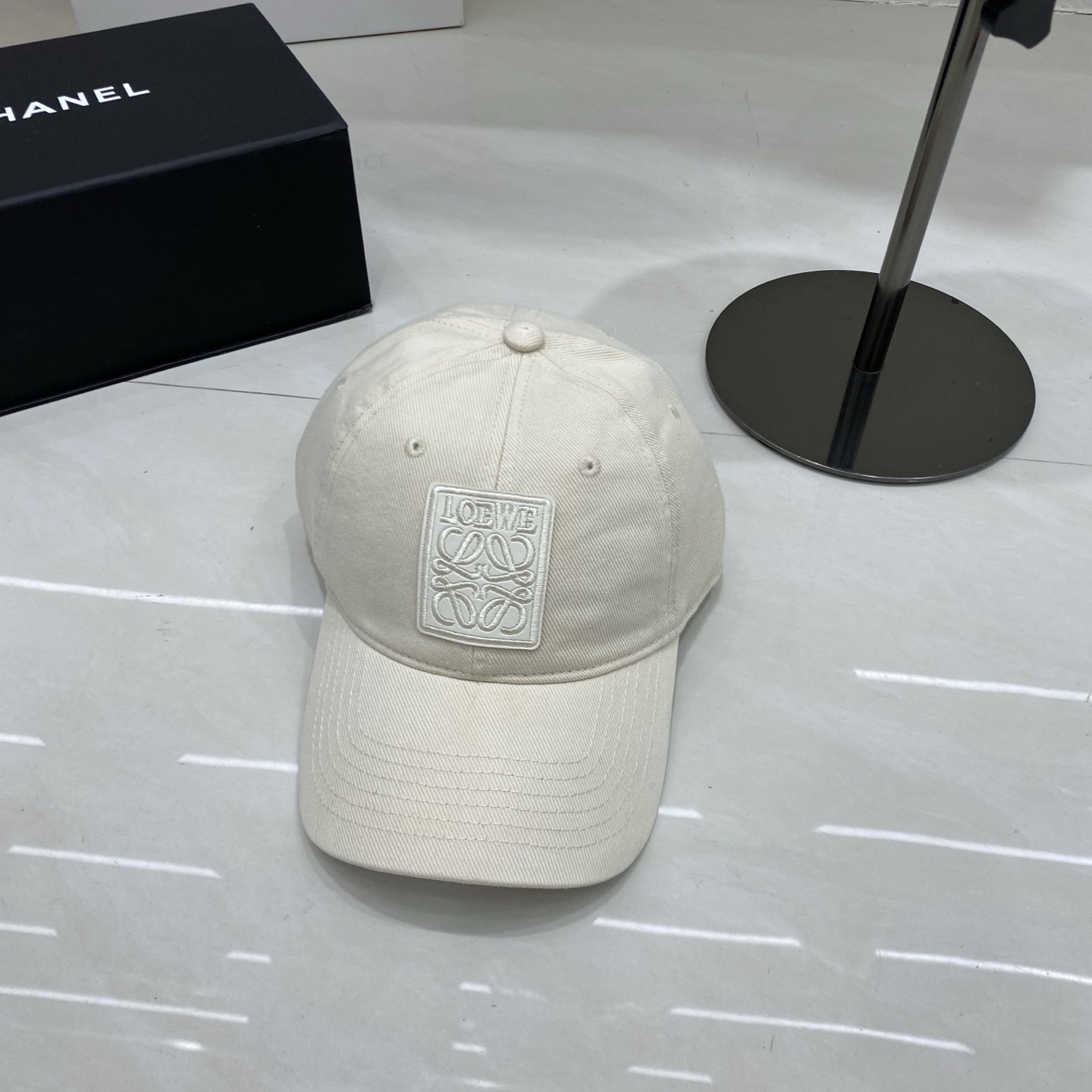 🎀Loewe罗意威棒球帽，采用水洗做旧的棉质斜纹布，呈现复古质感；无结构软顶设计，搭配可调节后带，兼顾舒