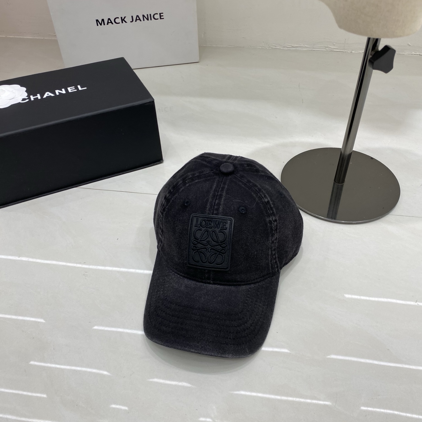 🎀Loewe罗意威棒球帽，采用水洗做旧的棉质斜纹布，呈现复古质感；无结构软顶设计，搭配可调节后带，兼顾舒