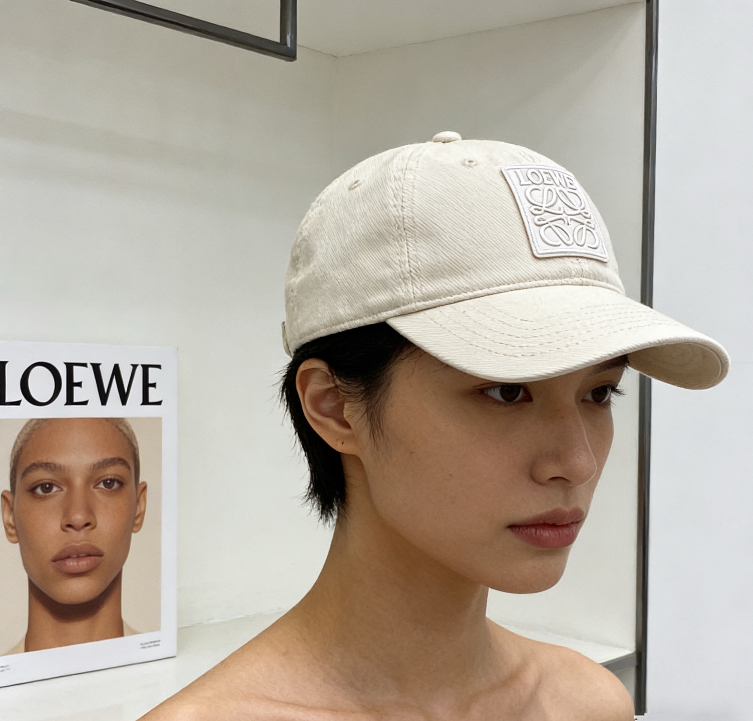 🎀Loewe罗意威棒球帽，采用水洗做旧的棉质斜纹布，呈现复古质感；无结构软顶设计，搭配可调节后带，兼顾舒
